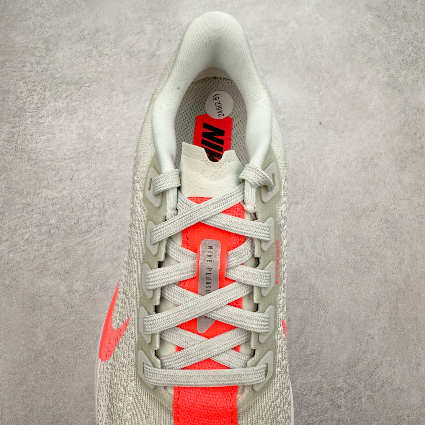 图片[5]-＃TG纯原 NK Zoom Pegasus Plus 超级飞马涡轮增压马拉松慢跑鞋 FQ7261-001 在设计上延续了原版鞋款的经典风格，向 Pegasus Turbo 致敬。鞋面采用 Flyknit 材质，巧妙地在不同区域实现紧密与松散的编织结合。标志性的尼龙中部条纹与原版 Turbo 设计呼应。原有的 Flywire 被内部毡织带替代。鞋领的衬垫和鞋跟支撑则为鞋面增添了完善的细节。 与以往的 Turbo 型号采用双层泡沫不同，Pegasus Plus 使用了一体式 ZoomX 中底。鞋跟厚度为 35 毫米，前掌为 25 毫米，形成 10 毫米的落差，外底覆盖了大量橡胶，而 ZoomX 外露的部分也十分显眼。尺码：36 36.5 37.5 38 38.5 39 40 40.5 41 42 42.5 43 44 44.5 45-选品中心