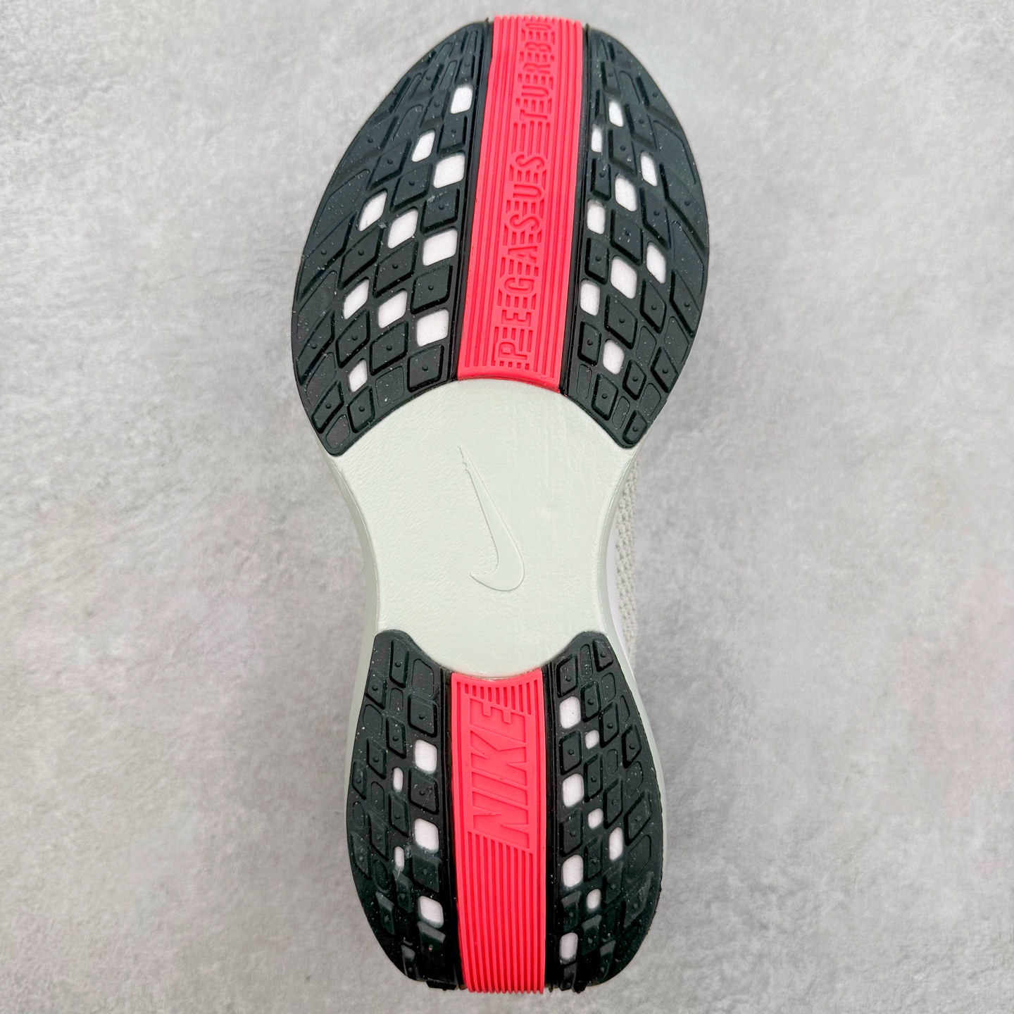 图片[9]-＃TG纯原 NK Zoom Pegasus Plus 超级飞马涡轮增压马拉松慢跑鞋 FQ7261-001 在设计上延续了原版鞋款的经典风格，向 Pegasus Turbo 致敬。鞋面采用 Flyknit 材质，巧妙地在不同区域实现紧密与松散的编织结合。标志性的尼龙中部条纹与原版 Turbo 设计呼应。原有的 Flywire 被内部毡织带替代。鞋领的衬垫和鞋跟支撑则为鞋面增添了完善的细节。 与以往的 Turbo 型号采用双层泡沫不同，Pegasus Plus 使用了一体式 ZoomX 中底。鞋跟厚度为 35 毫米，前掌为 25 毫米，形成 10 毫米的落差，外底覆盖了大量橡胶，而 ZoomX 外露的部分也十分显眼。尺码：36 36.5 37.5 38 38.5 39 40 40.5 41 42 42.5 43 44 44.5 45-选品中心