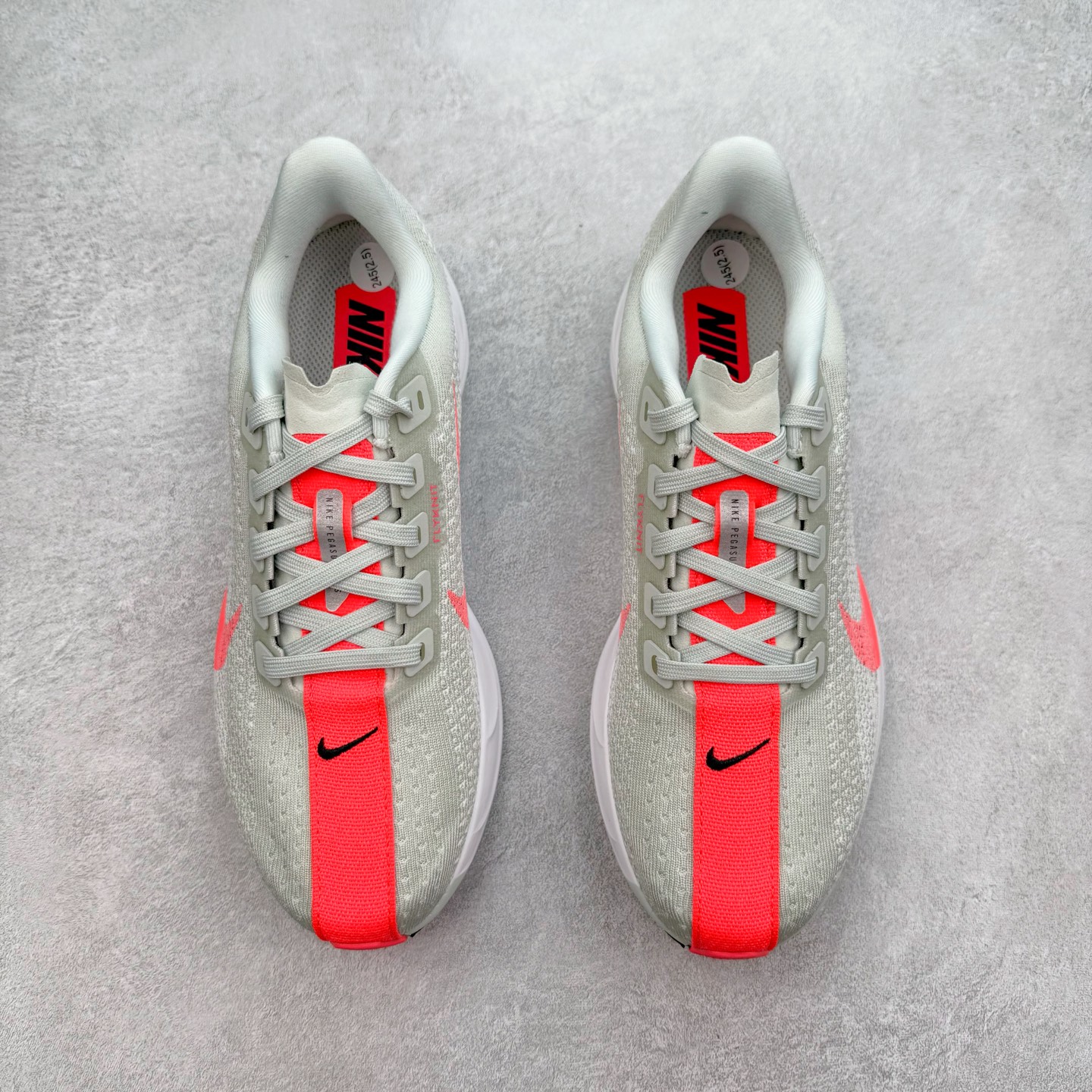 图片[2]-＃TG纯原 NK Zoom Pegasus Plus 超级飞马涡轮增压马拉松慢跑鞋 FQ7261-001 在设计上延续了原版鞋款的经典风格，向 Pegasus Turbo 致敬。鞋面采用 Flyknit 材质，巧妙地在不同区域实现紧密与松散的编织结合。标志性的尼龙中部条纹与原版 Turbo 设计呼应。原有的 Flywire 被内部毡织带替代。鞋领的衬垫和鞋跟支撑则为鞋面增添了完善的细节。 与以往的 Turbo 型号采用双层泡沫不同，Pegasus Plus 使用了一体式 ZoomX 中底。鞋跟厚度为 35 毫米，前掌为 25 毫米，形成 10 毫米的落差，外底覆盖了大量橡胶，而 ZoomX 外露的部分也十分显眼。尺码：36 36.5 37.5 38 38.5 39 40 40.5 41 42 42.5 43 44 44.5 45-选品中心