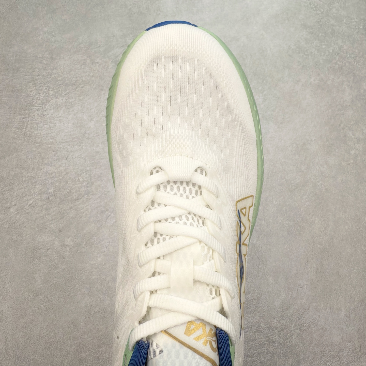 图片[4]-＃特价福利 HOKA ONE ONE MACH 马赫6 柔软舒适Y2K复古跑鞋防滑耐磨低帮跑步鞋 鞋面上部使用了编织紧密的单层提花网纱（Creel Jacquard）针织技术，虽然初穿时中足部位包裹稍显紧绷，但在几次穿着跑步后会好转，材料舒适贴合，无热点或刺激现象出现。鞋带系统标准配置，鞋带质量理想，鞋舌薄而填充少，内外两侧完全接合，能很好地包裹足部。Mach 6的中底摒弃了先前Mach 5所使用的PROFLY+双层中底和橡胶化泡沫，转而采用全新的SCF（超级临界泡沫）EVA材料，该材料为跑者提供了更明显的回弹感，在落地时能够快速反弹推离地面。相较于Mach 5的软弹着地感，Mach 6带来了一种显著不同的跑步体验。尺码：36 36.5 37.5 38 38.5 39 40 40.5 41 42 42.5 43 44 44.5 45-选品中心