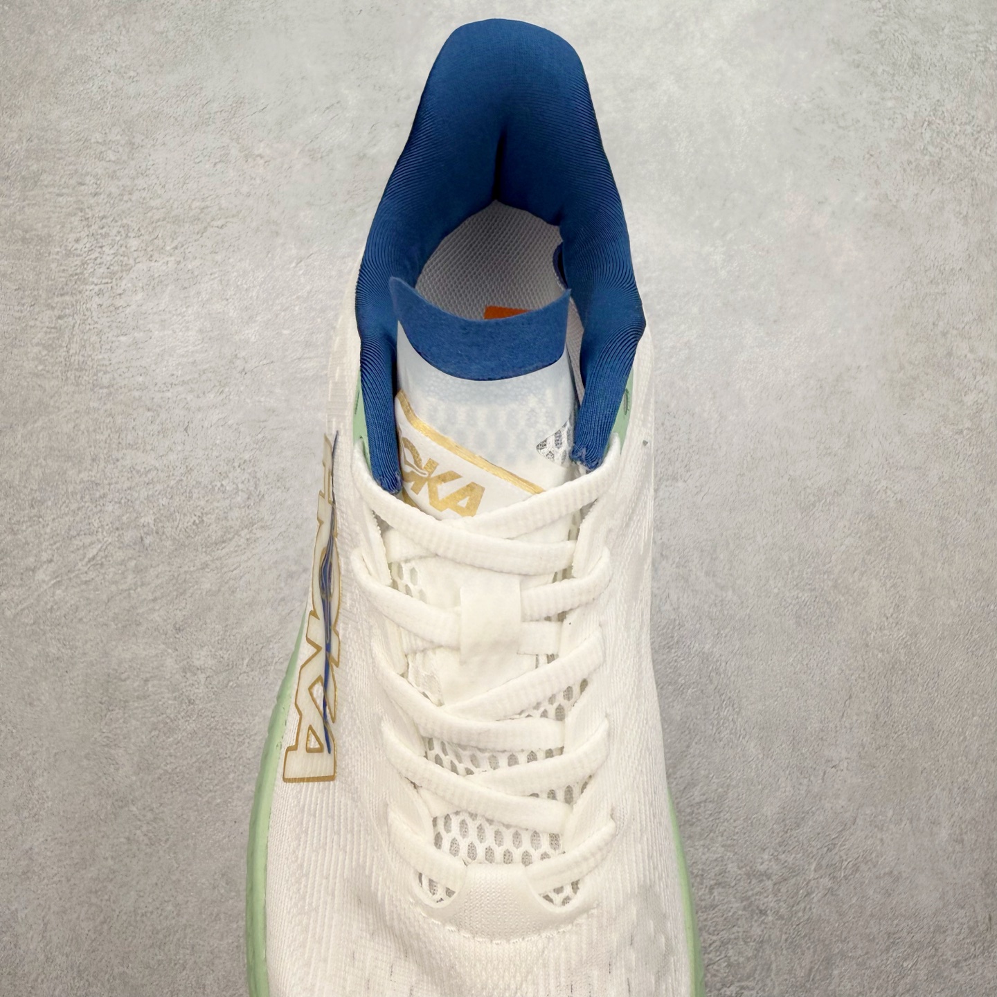 图片[5]-＃特价福利 HOKA ONE ONE MACH 马赫6 柔软舒适Y2K复古跑鞋防滑耐磨低帮跑步鞋 鞋面上部使用了编织紧密的单层提花网纱（Creel Jacquard）针织技术，虽然初穿时中足部位包裹稍显紧绷，但在几次穿着跑步后会好转，材料舒适贴合，无热点或刺激现象出现。鞋带系统标准配置，鞋带质量理想，鞋舌薄而填充少，内外两侧完全接合，能很好地包裹足部。Mach 6的中底摒弃了先前Mach 5所使用的PROFLY+双层中底和橡胶化泡沫，转而采用全新的SCF（超级临界泡沫）EVA材料，该材料为跑者提供了更明显的回弹感，在落地时能够快速反弹推离地面。相较于Mach 5的软弹着地感，Mach 6带来了一种显著不同的跑步体验。尺码：36 36.5 37.5 38 38.5 39 40 40.5 41 42 42.5 43 44 44.5 45-选品中心