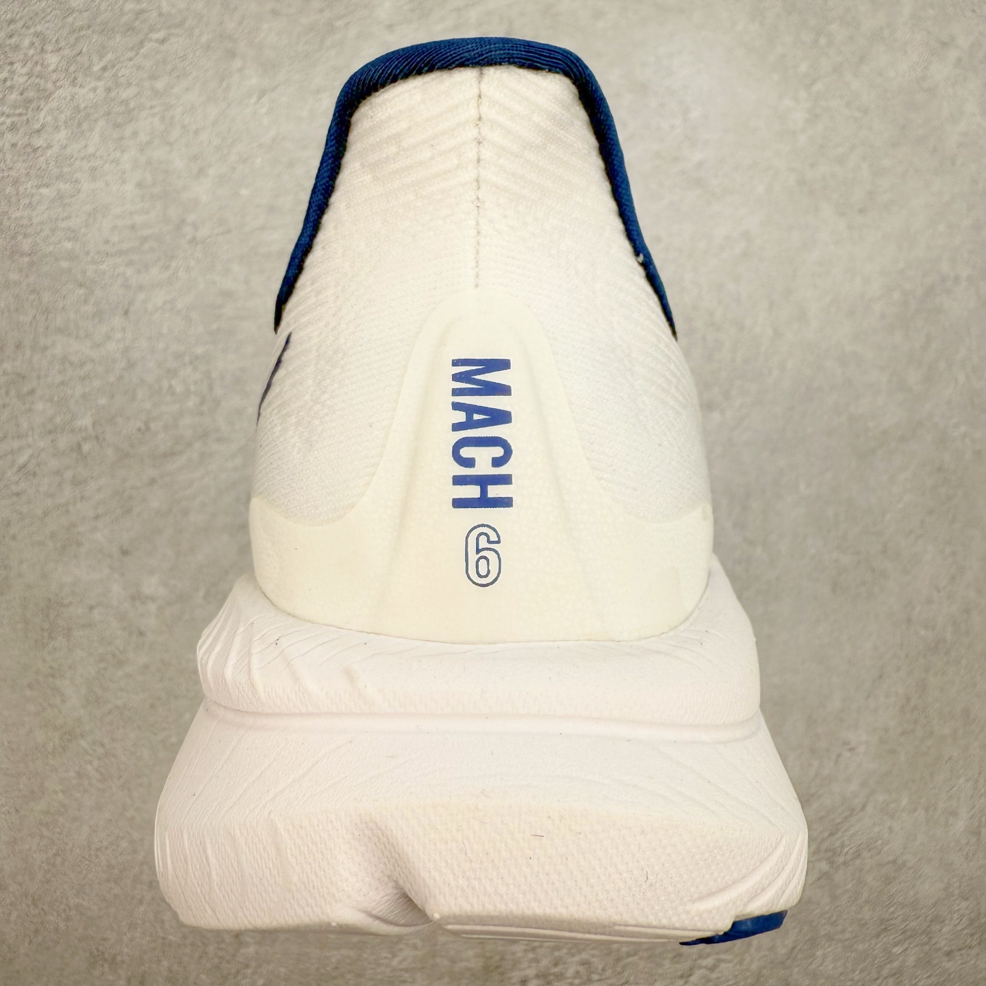 图片[8]-＃特价福利 HOKA ONE ONE MACH 马赫6 柔软舒适Y2K复古跑鞋防滑耐磨低帮跑步鞋 鞋面上部使用了编织紧密的单层提花网纱（Creel Jacquard）针织技术，虽然初穿时中足部位包裹稍显紧绷，但在几次穿着跑步后会好转，材料舒适贴合，无热点或刺激现象出现。鞋带系统标准配置，鞋带质量理想，鞋舌薄而填充少，内外两侧完全接合，能很好地包裹足部。Mach 6的中底摒弃了先前Mach 5所使用的PROFLY+双层中底和橡胶化泡沫，转而采用全新的SCF（超级临界泡沫）EVA材料，该材料为跑者提供了更明显的回弹感，在落地时能够快速反弹推离地面。相较于Mach 5的软弹着地感，Mach 6带来了一种显著不同的跑步体验。尺码：36 36.5 37.5 38 38.5 39 40 40.5 41 42 42.5 43 44 44.5 45-选品中心