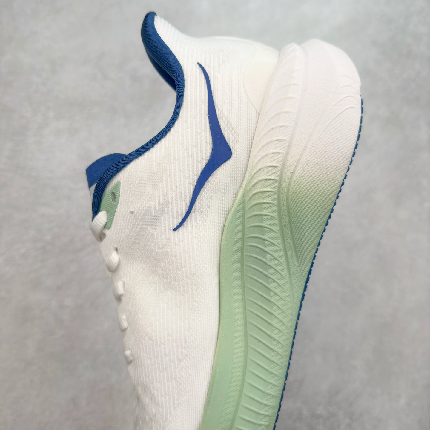 图片[7]-＃特价福利 HOKA ONE ONE MACH 马赫6 柔软舒适Y2K复古跑鞋防滑耐磨低帮跑步鞋 鞋面上部使用了编织紧密的单层提花网纱（Creel Jacquard）针织技术，虽然初穿时中足部位包裹稍显紧绷，但在几次穿着跑步后会好转，材料舒适贴合，无热点或刺激现象出现。鞋带系统标准配置，鞋带质量理想，鞋舌薄而填充少，内外两侧完全接合，能很好地包裹足部。Mach 6的中底摒弃了先前Mach 5所使用的PROFLY+双层中底和橡胶化泡沫，转而采用全新的SCF（超级临界泡沫）EVA材料，该材料为跑者提供了更明显的回弹感，在落地时能够快速反弹推离地面。相较于Mach 5的软弹着地感，Mach 6带来了一种显著不同的跑步体验。尺码：36 36.5 37.5 38 38.5 39 40 40.5 41 42 42.5 43 44 44.5 45-选品中心