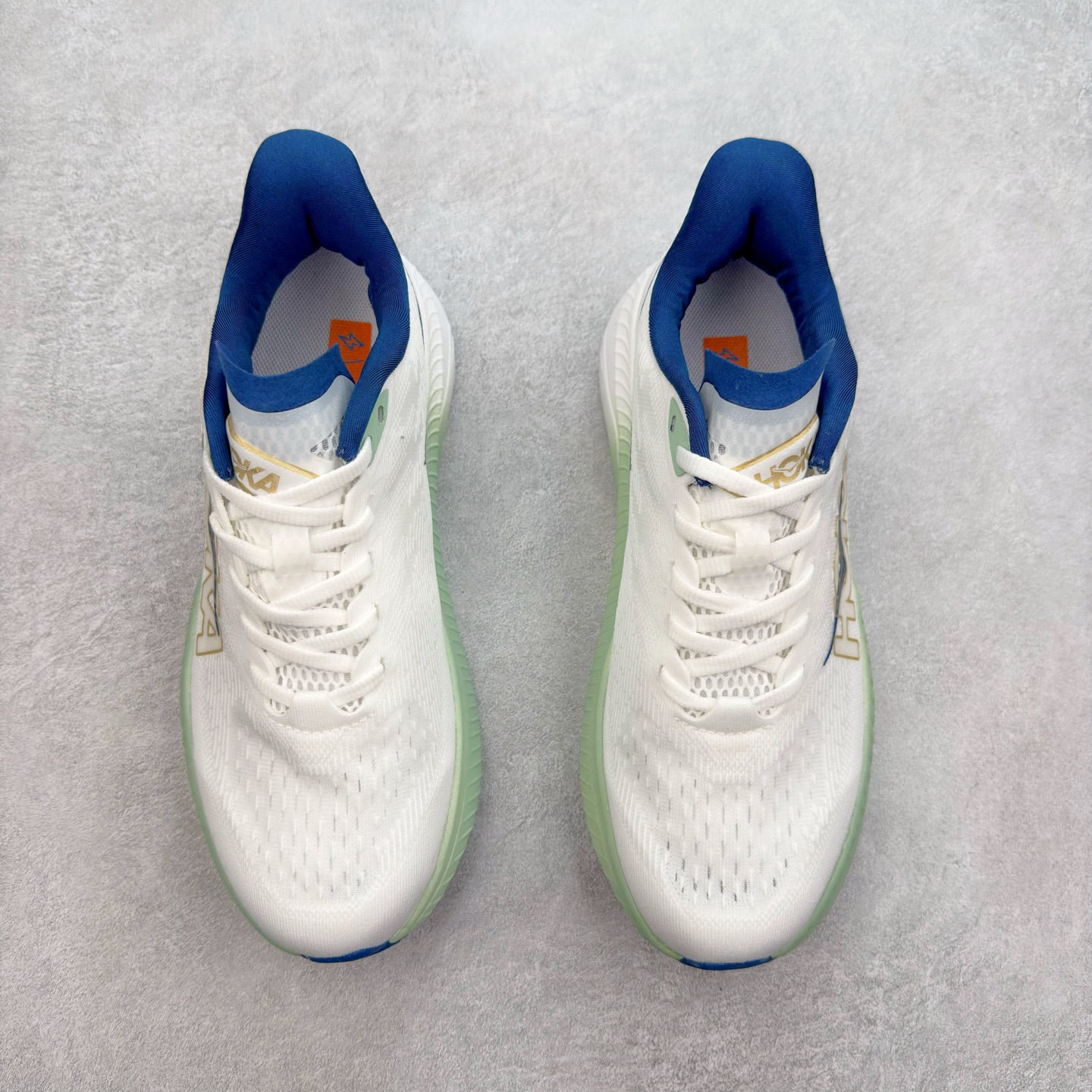 图片[2]-＃特价福利 HOKA ONE ONE MACH 马赫6 柔软舒适Y2K复古跑鞋防滑耐磨低帮跑步鞋 鞋面上部使用了编织紧密的单层提花网纱（Creel Jacquard）针织技术，虽然初穿时中足部位包裹稍显紧绷，但在几次穿着跑步后会好转，材料舒适贴合，无热点或刺激现象出现。鞋带系统标准配置，鞋带质量理想，鞋舌薄而填充少，内外两侧完全接合，能很好地包裹足部。Mach 6的中底摒弃了先前Mach 5所使用的PROFLY+双层中底和橡胶化泡沫，转而采用全新的SCF（超级临界泡沫）EVA材料，该材料为跑者提供了更明显的回弹感，在落地时能够快速反弹推离地面。相较于Mach 5的软弹着地感，Mach 6带来了一种显著不同的跑步体验。尺码：36 36.5 37.5 38 38.5 39 40 40.5 41 42 42.5 43 44 44.5 45-选品中心