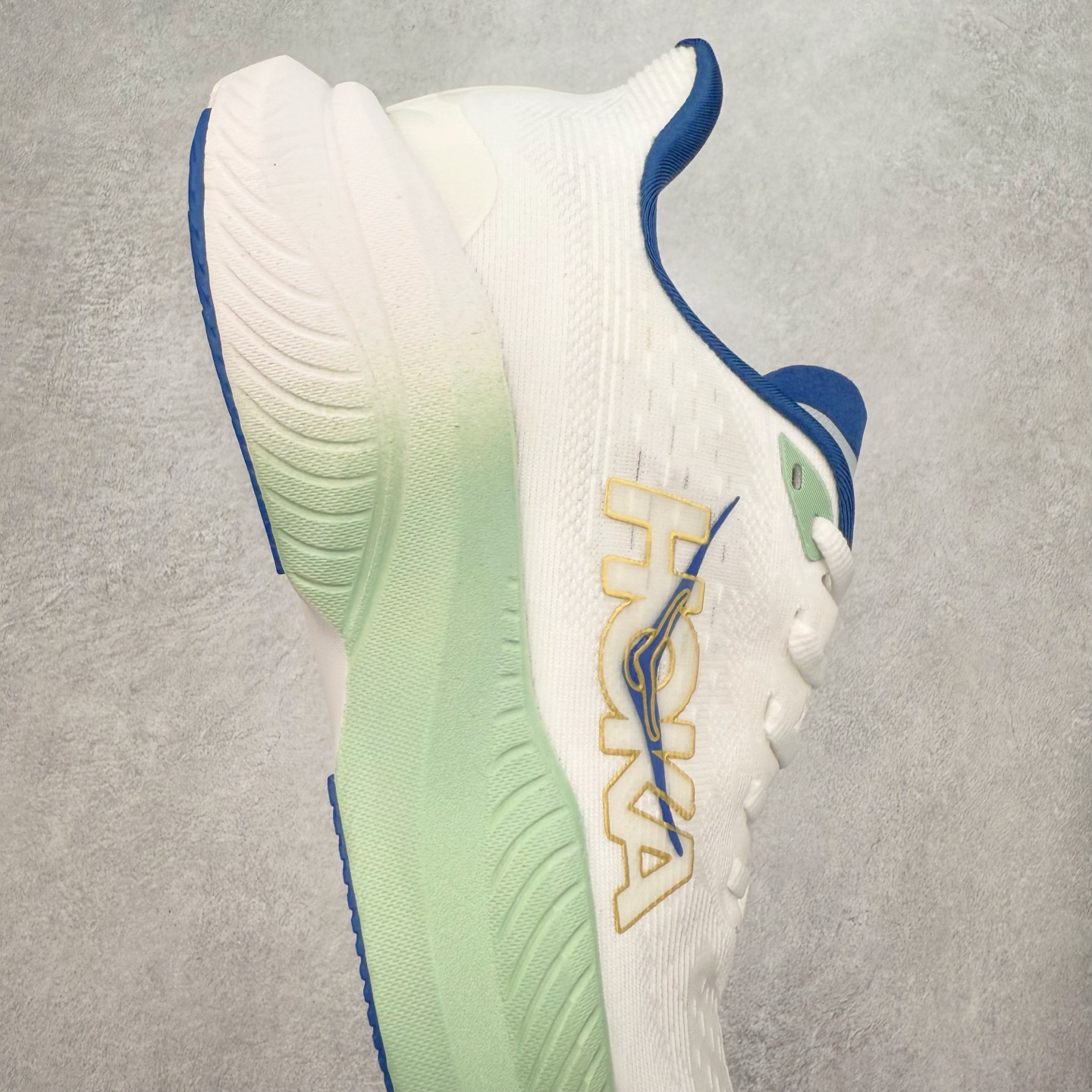 图片[6]-＃特价福利 HOKA ONE ONE MACH 马赫6 柔软舒适Y2K复古跑鞋防滑耐磨低帮跑步鞋 鞋面上部使用了编织紧密的单层提花网纱（Creel Jacquard）针织技术，虽然初穿时中足部位包裹稍显紧绷，但在几次穿着跑步后会好转，材料舒适贴合，无热点或刺激现象出现。鞋带系统标准配置，鞋带质量理想，鞋舌薄而填充少，内外两侧完全接合，能很好地包裹足部。Mach 6的中底摒弃了先前Mach 5所使用的PROFLY+双层中底和橡胶化泡沫，转而采用全新的SCF（超级临界泡沫）EVA材料，该材料为跑者提供了更明显的回弹感，在落地时能够快速反弹推离地面。相较于Mach 5的软弹着地感，Mach 6带来了一种显著不同的跑步体验。尺码：36 36.5 37.5 38 38.5 39 40 40.5 41 42 42.5 43 44 44.5 45-选品中心