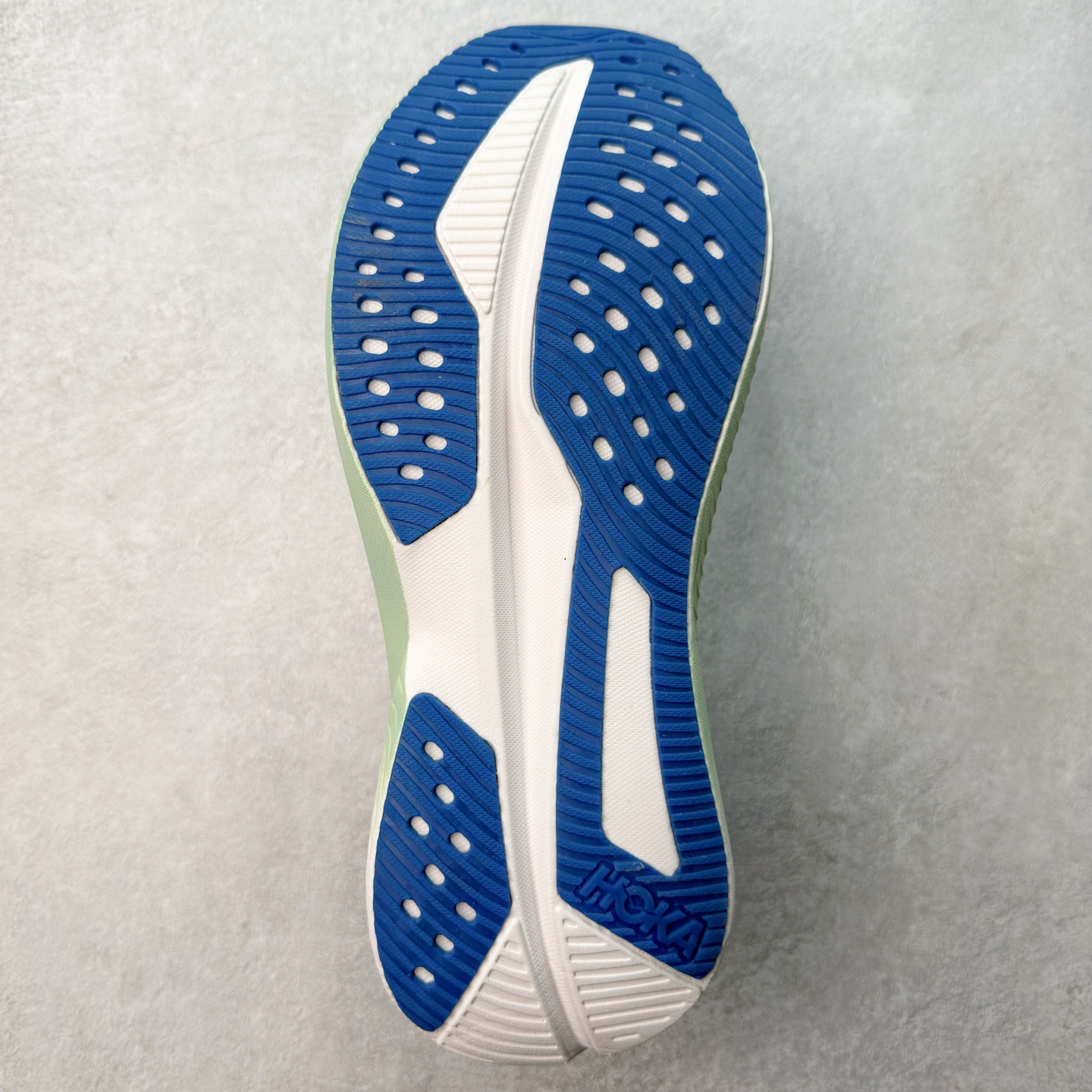 图片[9]-＃特价福利 HOKA ONE ONE MACH 马赫6 柔软舒适Y2K复古跑鞋防滑耐磨低帮跑步鞋 鞋面上部使用了编织紧密的单层提花网纱（Creel Jacquard）针织技术，虽然初穿时中足部位包裹稍显紧绷，但在几次穿着跑步后会好转，材料舒适贴合，无热点或刺激现象出现。鞋带系统标准配置，鞋带质量理想，鞋舌薄而填充少，内外两侧完全接合，能很好地包裹足部。Mach 6的中底摒弃了先前Mach 5所使用的PROFLY+双层中底和橡胶化泡沫，转而采用全新的SCF（超级临界泡沫）EVA材料，该材料为跑者提供了更明显的回弹感，在落地时能够快速反弹推离地面。相较于Mach 5的软弹着地感，Mach 6带来了一种显著不同的跑步体验。尺码：36 36.5 37.5 38 38.5 39 40 40.5 41 42 42.5 43 44 44.5 45-选品中心