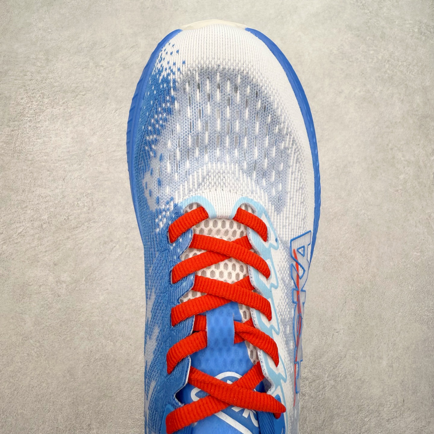 图片[4]-＃特价福利 HOKA ONE ONE MACH 马赫6 柔软舒适Y2K复古跑鞋防滑耐磨低帮跑步鞋 鞋面上部使用了编织紧密的单层提花网纱（Creel Jacquard）针织技术，虽然初穿时中足部位包裹稍显紧绷，但在几次穿着跑步后会好转，材料舒适贴合，无热点或刺激现象出现。鞋带系统标准配置，鞋带质量理想，鞋舌薄而填充少，内外两侧完全接合，能很好地包裹足部。Mach 6的中底摒弃了先前Mach 5所使用的PROFLY+双层中底和橡胶化泡沫，转而采用全新的SCF（超级临界泡沫）EVA材料，该材料为跑者提供了更明显的回弹感，在落地时能够快速反弹推离地面。相较于Mach 5的软弹着地感，Mach 6带来了一种显著不同的跑步体验。尺码：36 36.5 37.5 38 38.5 39 40 40.5 41 42 42.5 43 44 44.5 45-选品中心