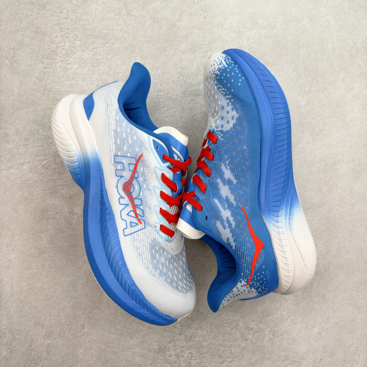 图片[3]-＃特价福利 HOKA ONE ONE MACH 马赫6 柔软舒适Y2K复古跑鞋防滑耐磨低帮跑步鞋 鞋面上部使用了编织紧密的单层提花网纱（Creel Jacquard）针织技术，虽然初穿时中足部位包裹稍显紧绷，但在几次穿着跑步后会好转，材料舒适贴合，无热点或刺激现象出现。鞋带系统标准配置，鞋带质量理想，鞋舌薄而填充少，内外两侧完全接合，能很好地包裹足部。Mach 6的中底摒弃了先前Mach 5所使用的PROFLY+双层中底和橡胶化泡沫，转而采用全新的SCF（超级临界泡沫）EVA材料，该材料为跑者提供了更明显的回弹感，在落地时能够快速反弹推离地面。相较于Mach 5的软弹着地感，Mach 6带来了一种显著不同的跑步体验。尺码：36 36.5 37.5 38 38.5 39 40 40.5 41 42 42.5 43 44 44.5 45-选品中心