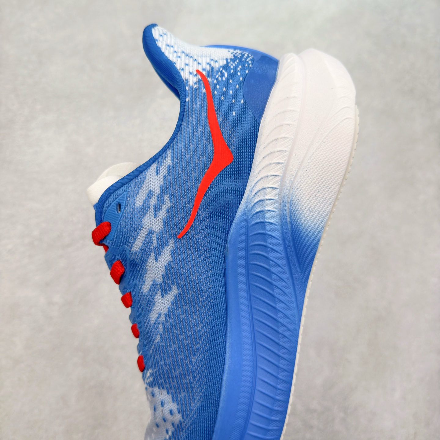 图片[7]-＃特价福利 HOKA ONE ONE MACH 马赫6 柔软舒适Y2K复古跑鞋防滑耐磨低帮跑步鞋 鞋面上部使用了编织紧密的单层提花网纱（Creel Jacquard）针织技术，虽然初穿时中足部位包裹稍显紧绷，但在几次穿着跑步后会好转，材料舒适贴合，无热点或刺激现象出现。鞋带系统标准配置，鞋带质量理想，鞋舌薄而填充少，内外两侧完全接合，能很好地包裹足部。Mach 6的中底摒弃了先前Mach 5所使用的PROFLY+双层中底和橡胶化泡沫，转而采用全新的SCF（超级临界泡沫）EVA材料，该材料为跑者提供了更明显的回弹感，在落地时能够快速反弹推离地面。相较于Mach 5的软弹着地感，Mach 6带来了一种显著不同的跑步体验。尺码：36 36.5 37.5 38 38.5 39 40 40.5 41 42 42.5 43 44 44.5 45-选品中心