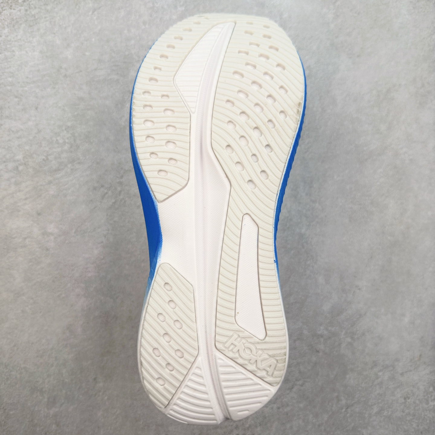 图片[9]-＃特价福利 HOKA ONE ONE MACH 马赫6 柔软舒适Y2K复古跑鞋防滑耐磨低帮跑步鞋 鞋面上部使用了编织紧密的单层提花网纱（Creel Jacquard）针织技术，虽然初穿时中足部位包裹稍显紧绷，但在几次穿着跑步后会好转，材料舒适贴合，无热点或刺激现象出现。鞋带系统标准配置，鞋带质量理想，鞋舌薄而填充少，内外两侧完全接合，能很好地包裹足部。Mach 6的中底摒弃了先前Mach 5所使用的PROFLY+双层中底和橡胶化泡沫，转而采用全新的SCF（超级临界泡沫）EVA材料，该材料为跑者提供了更明显的回弹感，在落地时能够快速反弹推离地面。相较于Mach 5的软弹着地感，Mach 6带来了一种显著不同的跑步体验。尺码：36 36.5 37.5 38 38.5 39 40 40.5 41 42 42.5 43 44 44.5 45-选品中心