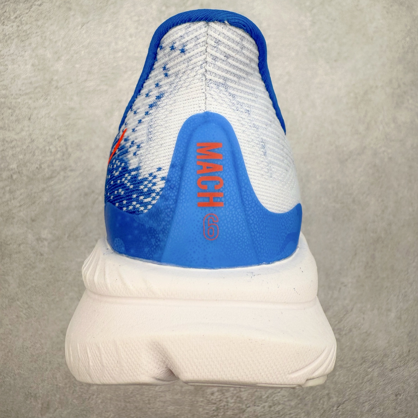 图片[8]-＃特价福利 HOKA ONE ONE MACH 马赫6 柔软舒适Y2K复古跑鞋防滑耐磨低帮跑步鞋 鞋面上部使用了编织紧密的单层提花网纱（Creel Jacquard）针织技术，虽然初穿时中足部位包裹稍显紧绷，但在几次穿着跑步后会好转，材料舒适贴合，无热点或刺激现象出现。鞋带系统标准配置，鞋带质量理想，鞋舌薄而填充少，内外两侧完全接合，能很好地包裹足部。Mach 6的中底摒弃了先前Mach 5所使用的PROFLY+双层中底和橡胶化泡沫，转而采用全新的SCF（超级临界泡沫）EVA材料，该材料为跑者提供了更明显的回弹感，在落地时能够快速反弹推离地面。相较于Mach 5的软弹着地感，Mach 6带来了一种显著不同的跑步体验。尺码：36 36.5 37.5 38 38.5 39 40 40.5 41 42 42.5 43 44 44.5 45-选品中心