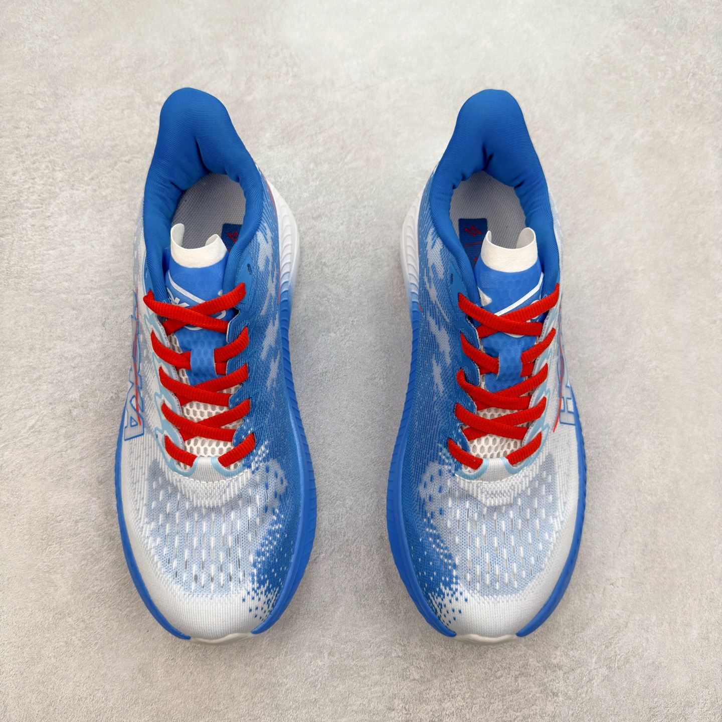 图片[2]-＃特价福利 HOKA ONE ONE MACH 马赫6 柔软舒适Y2K复古跑鞋防滑耐磨低帮跑步鞋 鞋面上部使用了编织紧密的单层提花网纱（Creel Jacquard）针织技术，虽然初穿时中足部位包裹稍显紧绷，但在几次穿着跑步后会好转，材料舒适贴合，无热点或刺激现象出现。鞋带系统标准配置，鞋带质量理想，鞋舌薄而填充少，内外两侧完全接合，能很好地包裹足部。Mach 6的中底摒弃了先前Mach 5所使用的PROFLY+双层中底和橡胶化泡沫，转而采用全新的SCF（超级临界泡沫）EVA材料，该材料为跑者提供了更明显的回弹感，在落地时能够快速反弹推离地面。相较于Mach 5的软弹着地感，Mach 6带来了一种显著不同的跑步体验。尺码：36 36.5 37.5 38 38.5 39 40 40.5 41 42 42.5 43 44 44.5 45-选品中心