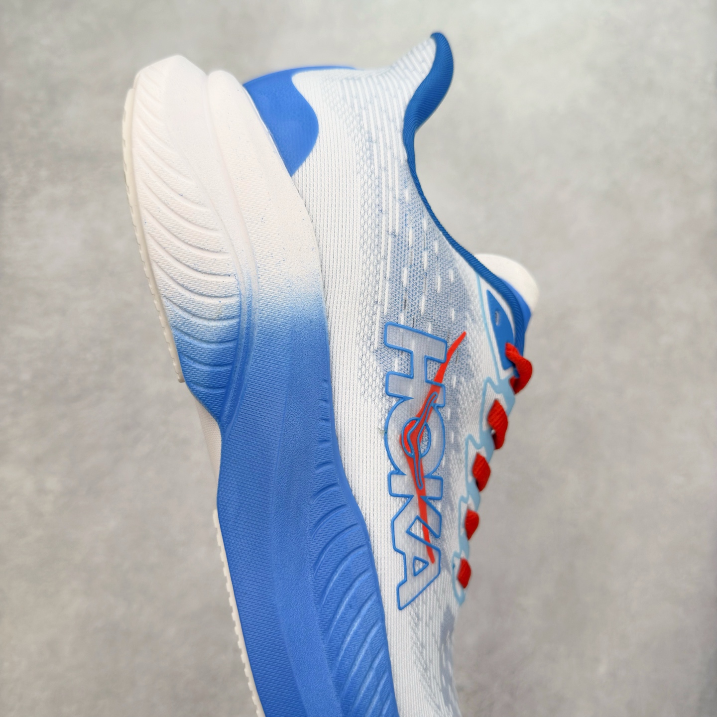 图片[6]-＃特价福利 HOKA ONE ONE MACH 马赫6 柔软舒适Y2K复古跑鞋防滑耐磨低帮跑步鞋 鞋面上部使用了编织紧密的单层提花网纱（Creel Jacquard）针织技术，虽然初穿时中足部位包裹稍显紧绷，但在几次穿着跑步后会好转，材料舒适贴合，无热点或刺激现象出现。鞋带系统标准配置，鞋带质量理想，鞋舌薄而填充少，内外两侧完全接合，能很好地包裹足部。Mach 6的中底摒弃了先前Mach 5所使用的PROFLY+双层中底和橡胶化泡沫，转而采用全新的SCF（超级临界泡沫）EVA材料，该材料为跑者提供了更明显的回弹感，在落地时能够快速反弹推离地面。相较于Mach 5的软弹着地感，Mach 6带来了一种显著不同的跑步体验。尺码：36 36.5 37.5 38 38.5 39 40 40.5 41 42 42.5 43 44 44.5 45-选品中心