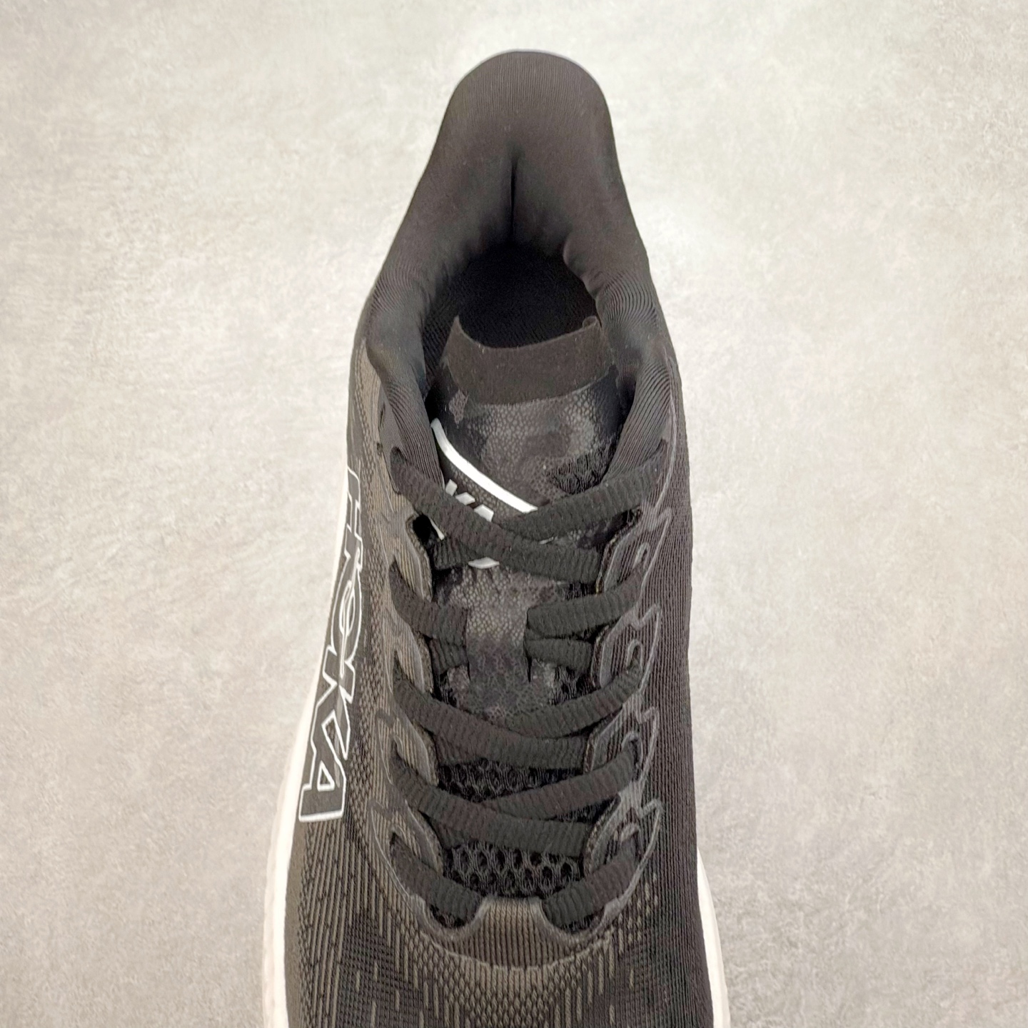 图片[5]-＃特价福利 HOKA ONE ONE MACH 马赫6 柔软舒适Y2K复古跑鞋防滑耐磨低帮跑步鞋 鞋面上部使用了编织紧密的单层提花网纱（Creel Jacquard）针织技术，虽然初穿时中足部位包裹稍显紧绷，但在几次穿着跑步后会好转，材料舒适贴合，无热点或刺激现象出现。鞋带系统标准配置，鞋带质量理想，鞋舌薄而填充少，内外两侧完全接合，能很好地包裹足部。Mach 6的中底摒弃了先前Mach 5所使用的PROFLY+双层中底和橡胶化泡沫，转而采用全新的SCF（超级临界泡沫）EVA材料，该材料为跑者提供了更明显的回弹感，在落地时能够快速反弹推离地面。相较于Mach 5的软弹着地感，Mach 6带来了一种显著不同的跑步体验。尺码：36 36.5 37.5 38 38.5 39 40 40.5 41 42 42.5 43 44 44.5 45-选品中心