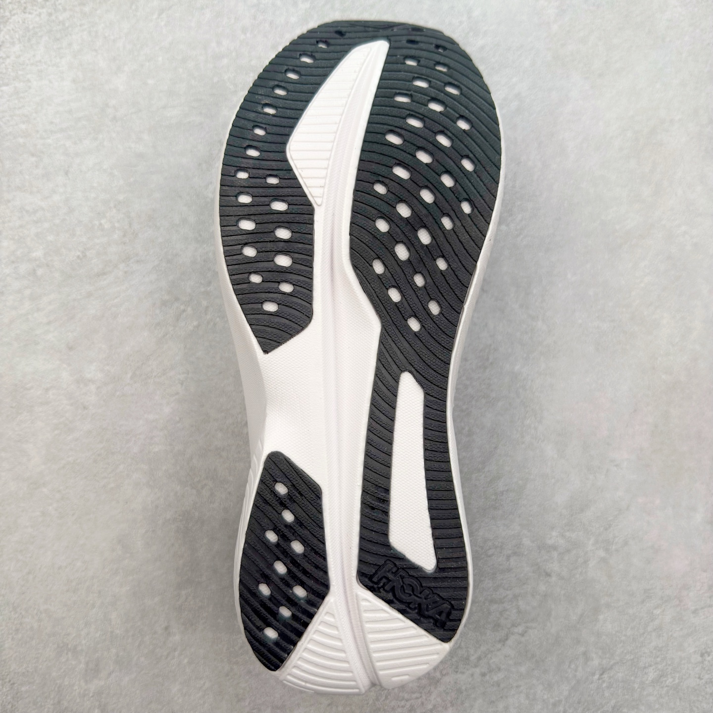 图片[9]-＃特价福利 HOKA ONE ONE MACH 马赫6 柔软舒适Y2K复古跑鞋防滑耐磨低帮跑步鞋 鞋面上部使用了编织紧密的单层提花网纱（Creel Jacquard）针织技术，虽然初穿时中足部位包裹稍显紧绷，但在几次穿着跑步后会好转，材料舒适贴合，无热点或刺激现象出现。鞋带系统标准配置，鞋带质量理想，鞋舌薄而填充少，内外两侧完全接合，能很好地包裹足部。Mach 6的中底摒弃了先前Mach 5所使用的PROFLY+双层中底和橡胶化泡沫，转而采用全新的SCF（超级临界泡沫）EVA材料，该材料为跑者提供了更明显的回弹感，在落地时能够快速反弹推离地面。相较于Mach 5的软弹着地感，Mach 6带来了一种显著不同的跑步体验。尺码：36 36.5 37.5 38 38.5 39 40 40.5 41 42 42.5 43 44 44.5 45-选品中心