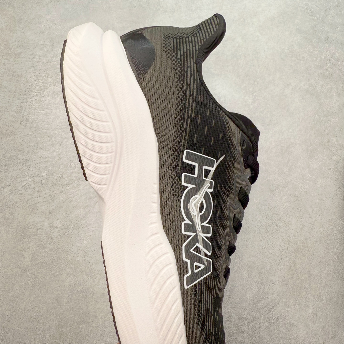 图片[6]-＃特价福利 HOKA ONE ONE MACH 马赫6 柔软舒适Y2K复古跑鞋防滑耐磨低帮跑步鞋 鞋面上部使用了编织紧密的单层提花网纱（Creel Jacquard）针织技术，虽然初穿时中足部位包裹稍显紧绷，但在几次穿着跑步后会好转，材料舒适贴合，无热点或刺激现象出现。鞋带系统标准配置，鞋带质量理想，鞋舌薄而填充少，内外两侧完全接合，能很好地包裹足部。Mach 6的中底摒弃了先前Mach 5所使用的PROFLY+双层中底和橡胶化泡沫，转而采用全新的SCF（超级临界泡沫）EVA材料，该材料为跑者提供了更明显的回弹感，在落地时能够快速反弹推离地面。相较于Mach 5的软弹着地感，Mach 6带来了一种显著不同的跑步体验。尺码：36 36.5 37.5 38 38.5 39 40 40.5 41 42 42.5 43 44 44.5 45-选品中心