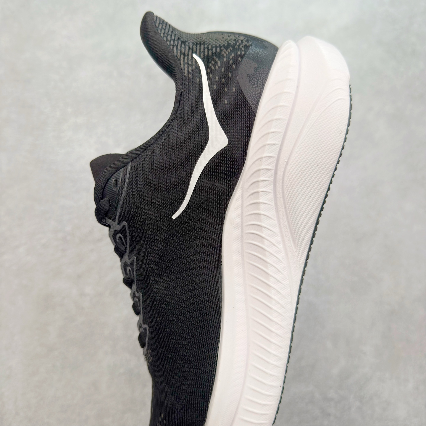 图片[7]-＃特价福利 HOKA ONE ONE MACH 马赫6 柔软舒适Y2K复古跑鞋防滑耐磨低帮跑步鞋 鞋面上部使用了编织紧密的单层提花网纱（Creel Jacquard）针织技术，虽然初穿时中足部位包裹稍显紧绷，但在几次穿着跑步后会好转，材料舒适贴合，无热点或刺激现象出现。鞋带系统标准配置，鞋带质量理想，鞋舌薄而填充少，内外两侧完全接合，能很好地包裹足部。Mach 6的中底摒弃了先前Mach 5所使用的PROFLY+双层中底和橡胶化泡沫，转而采用全新的SCF（超级临界泡沫）EVA材料，该材料为跑者提供了更明显的回弹感，在落地时能够快速反弹推离地面。相较于Mach 5的软弹着地感，Mach 6带来了一种显著不同的跑步体验。尺码：36 36.5 37.5 38 38.5 39 40 40.5 41 42 42.5 43 44 44.5 45-选品中心