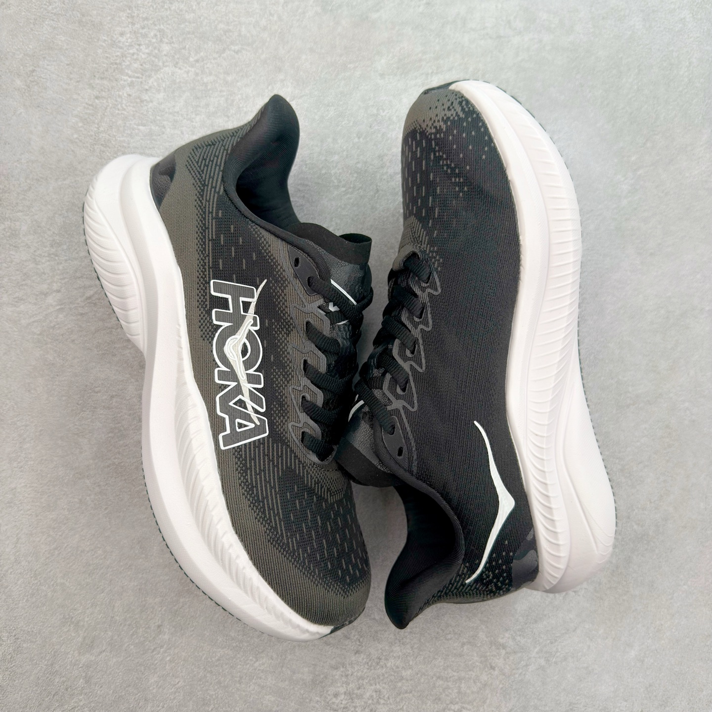 图片[3]-＃特价福利 HOKA ONE ONE MACH 马赫6 柔软舒适Y2K复古跑鞋防滑耐磨低帮跑步鞋 鞋面上部使用了编织紧密的单层提花网纱（Creel Jacquard）针织技术，虽然初穿时中足部位包裹稍显紧绷，但在几次穿着跑步后会好转，材料舒适贴合，无热点或刺激现象出现。鞋带系统标准配置，鞋带质量理想，鞋舌薄而填充少，内外两侧完全接合，能很好地包裹足部。Mach 6的中底摒弃了先前Mach 5所使用的PROFLY+双层中底和橡胶化泡沫，转而采用全新的SCF（超级临界泡沫）EVA材料，该材料为跑者提供了更明显的回弹感，在落地时能够快速反弹推离地面。相较于Mach 5的软弹着地感，Mach 6带来了一种显著不同的跑步体验。尺码：36 36.5 37.5 38 38.5 39 40 40.5 41 42 42.5 43 44 44.5 45-选品中心