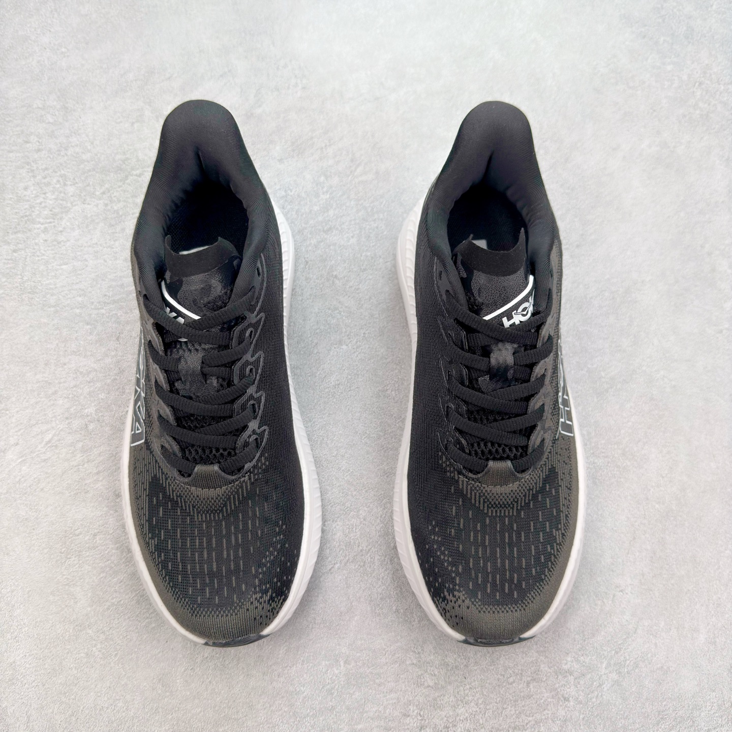 图片[2]-＃特价福利 HOKA ONE ONE MACH 马赫6 柔软舒适Y2K复古跑鞋防滑耐磨低帮跑步鞋 鞋面上部使用了编织紧密的单层提花网纱（Creel Jacquard）针织技术，虽然初穿时中足部位包裹稍显紧绷，但在几次穿着跑步后会好转，材料舒适贴合，无热点或刺激现象出现。鞋带系统标准配置，鞋带质量理想，鞋舌薄而填充少，内外两侧完全接合，能很好地包裹足部。Mach 6的中底摒弃了先前Mach 5所使用的PROFLY+双层中底和橡胶化泡沫，转而采用全新的SCF（超级临界泡沫）EVA材料，该材料为跑者提供了更明显的回弹感，在落地时能够快速反弹推离地面。相较于Mach 5的软弹着地感，Mach 6带来了一种显著不同的跑步体验。尺码：36 36.5 37.5 38 38.5 39 40 40.5 41 42 42.5 43 44 44.5 45-选品中心