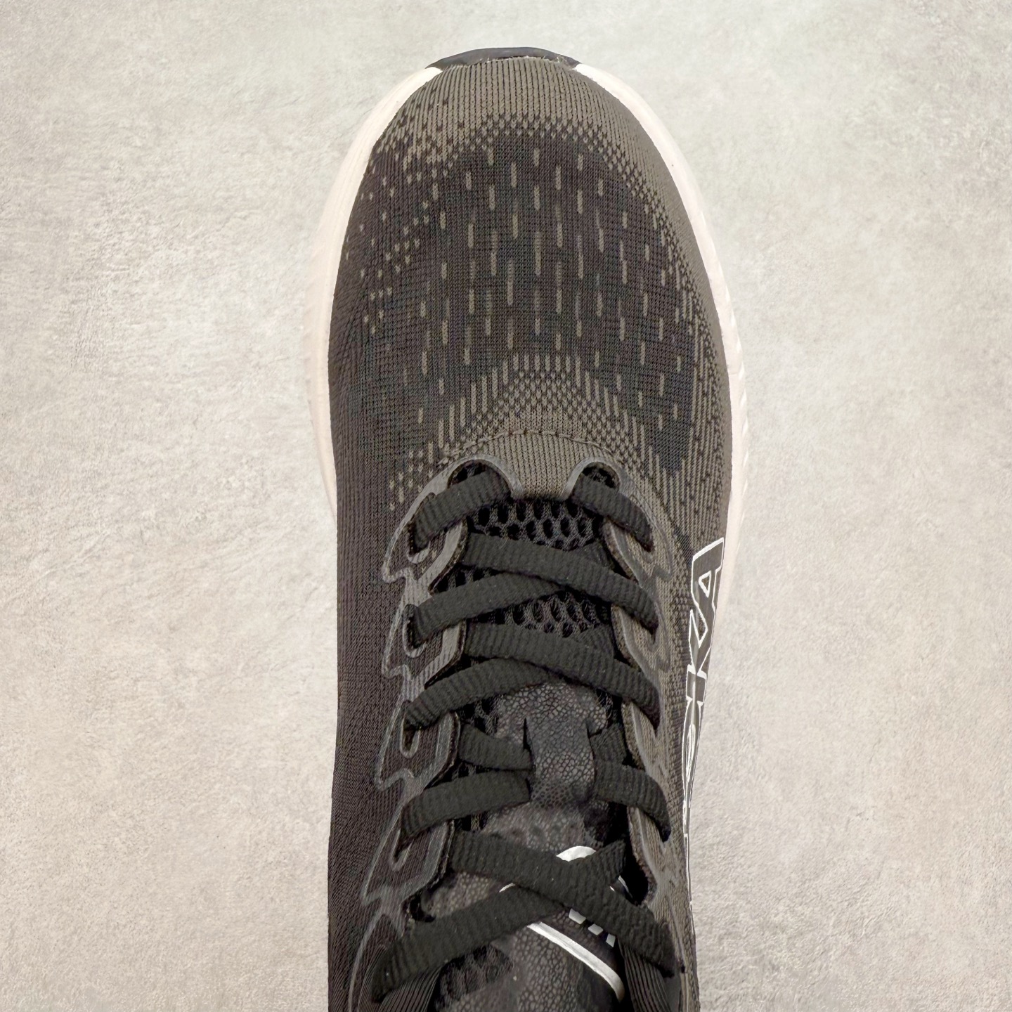 图片[4]-＃特价福利 HOKA ONE ONE MACH 马赫6 柔软舒适Y2K复古跑鞋防滑耐磨低帮跑步鞋 鞋面上部使用了编织紧密的单层提花网纱（Creel Jacquard）针织技术，虽然初穿时中足部位包裹稍显紧绷，但在几次穿着跑步后会好转，材料舒适贴合，无热点或刺激现象出现。鞋带系统标准配置，鞋带质量理想，鞋舌薄而填充少，内外两侧完全接合，能很好地包裹足部。Mach 6的中底摒弃了先前Mach 5所使用的PROFLY+双层中底和橡胶化泡沫，转而采用全新的SCF（超级临界泡沫）EVA材料，该材料为跑者提供了更明显的回弹感，在落地时能够快速反弹推离地面。相较于Mach 5的软弹着地感，Mach 6带来了一种显著不同的跑步体验。尺码：36 36.5 37.5 38 38.5 39 40 40.5 41 42 42.5 43 44 44.5 45-选品中心