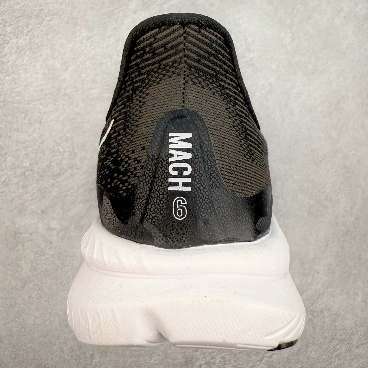 图片[8]-＃特价福利 HOKA ONE ONE MACH 马赫6 柔软舒适Y2K复古跑鞋防滑耐磨低帮跑步鞋 鞋面上部使用了编织紧密的单层提花网纱（Creel Jacquard）针织技术，虽然初穿时中足部位包裹稍显紧绷，但在几次穿着跑步后会好转，材料舒适贴合，无热点或刺激现象出现。鞋带系统标准配置，鞋带质量理想，鞋舌薄而填充少，内外两侧完全接合，能很好地包裹足部。Mach 6的中底摒弃了先前Mach 5所使用的PROFLY+双层中底和橡胶化泡沫，转而采用全新的SCF（超级临界泡沫）EVA材料，该材料为跑者提供了更明显的回弹感，在落地时能够快速反弹推离地面。相较于Mach 5的软弹着地感，Mach 6带来了一种显著不同的跑步体验。尺码：36 36.5 37.5 38 38.5 39 40 40.5 41 42 42.5 43 44 44.5 45-选品中心