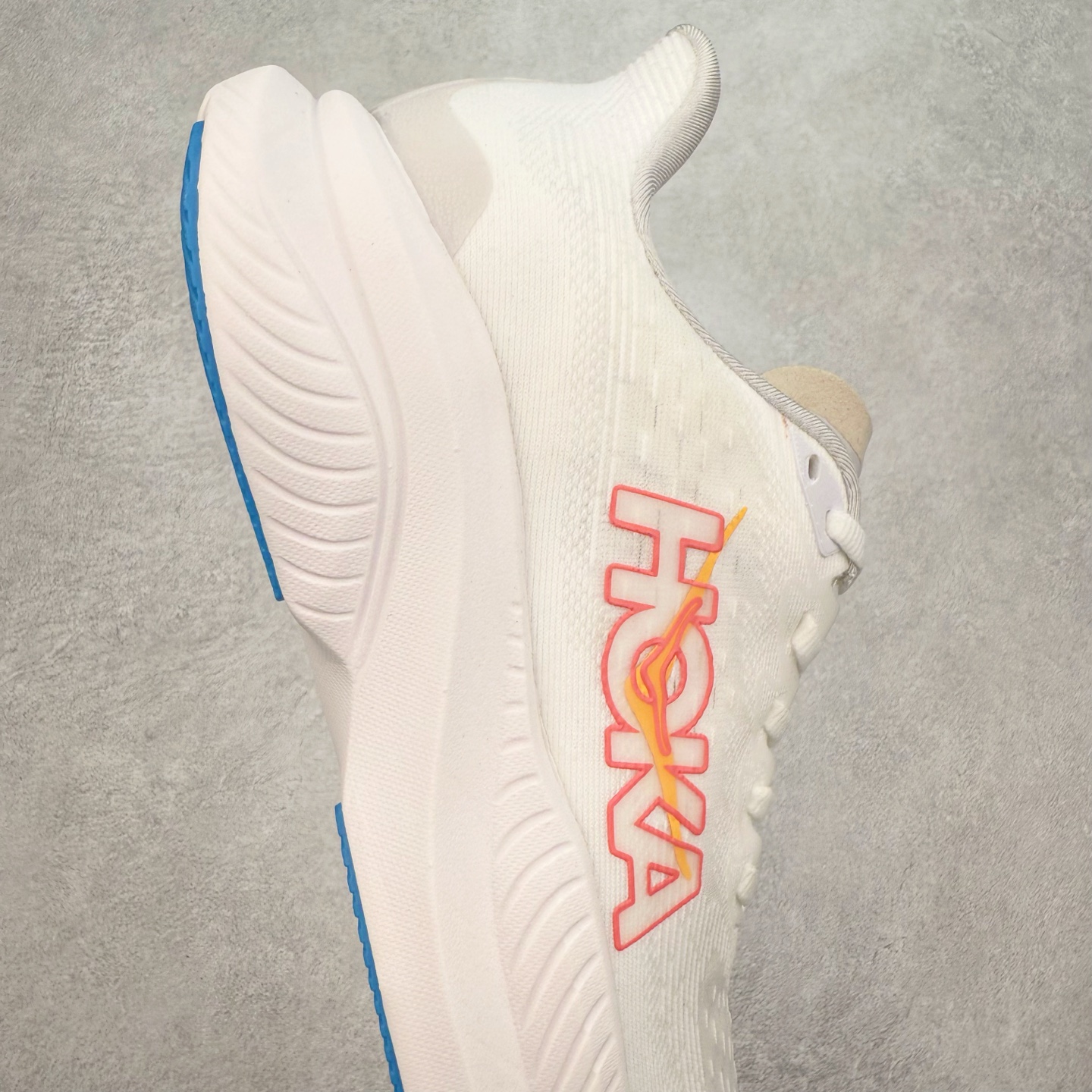 图片[6]-＃特价福利 HOKA ONE ONE MACH 马赫6 柔软舒适Y2K复古跑鞋防滑耐磨低帮跑步鞋 鞋面上部使用了编织紧密的单层提花网纱（Creel Jacquard）针织技术，虽然初穿时中足部位包裹稍显紧绷，但在几次穿着跑步后会好转，材料舒适贴合，无热点或刺激现象出现。鞋带系统标准配置，鞋带质量理想，鞋舌薄而填充少，内外两侧完全接合，能很好地包裹足部。Mach 6的中底摒弃了先前Mach 5所使用的PROFLY+双层中底和橡胶化泡沫，转而采用全新的SCF（超级临界泡沫）EVA材料，该材料为跑者提供了更明显的回弹感，在落地时能够快速反弹推离地面。相较于Mach 5的软弹着地感，Mach 6带来了一种显著不同的跑步体验。尺码：36 36.5 37.5 38 38.5 39 40 40.5 41 42 42.5 43 44 44.5 45-选品中心