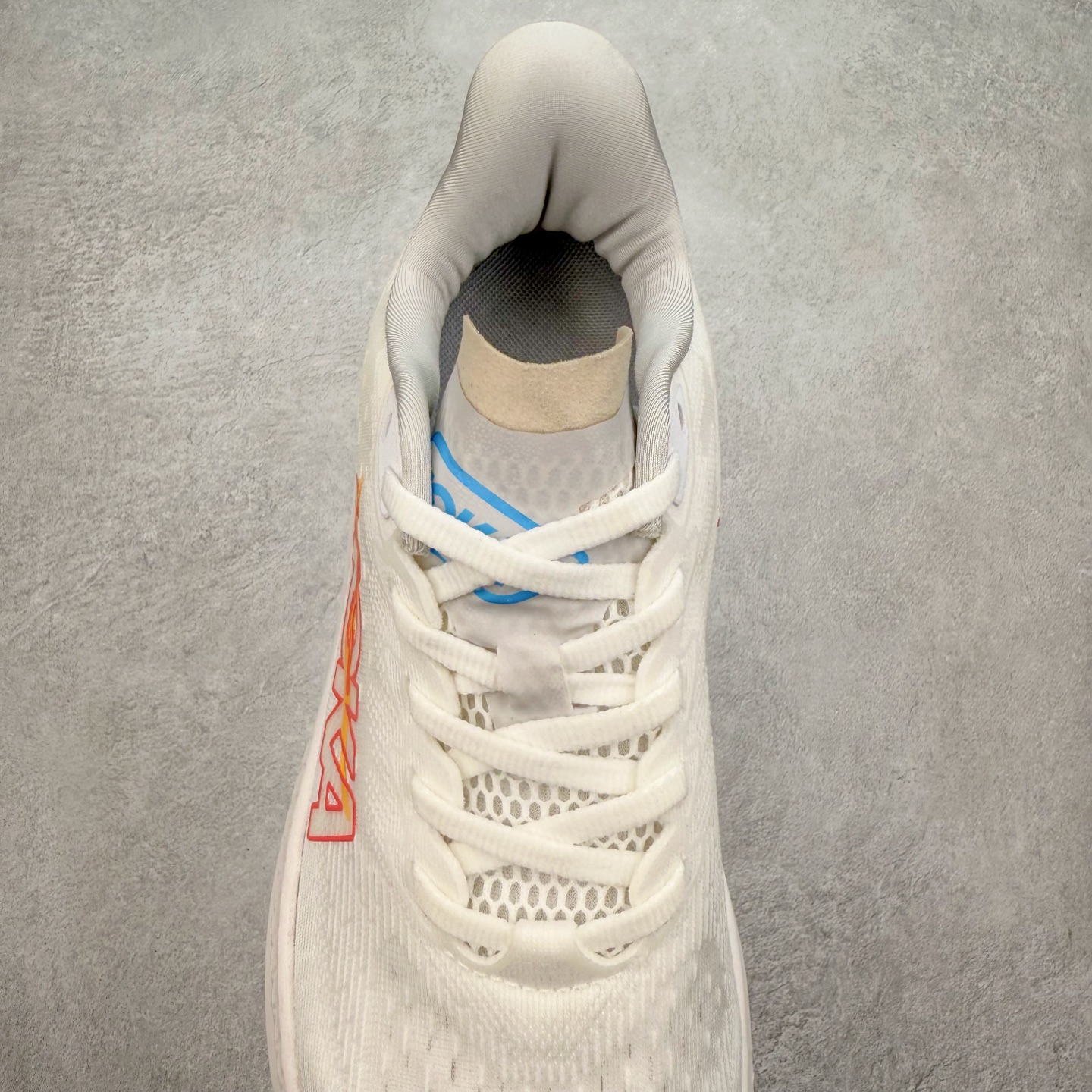 图片[5]-＃特价福利 HOKA ONE ONE MACH 马赫6 柔软舒适Y2K复古跑鞋防滑耐磨低帮跑步鞋 鞋面上部使用了编织紧密的单层提花网纱（Creel Jacquard）针织技术，虽然初穿时中足部位包裹稍显紧绷，但在几次穿着跑步后会好转，材料舒适贴合，无热点或刺激现象出现。鞋带系统标准配置，鞋带质量理想，鞋舌薄而填充少，内外两侧完全接合，能很好地包裹足部。Mach 6的中底摒弃了先前Mach 5所使用的PROFLY+双层中底和橡胶化泡沫，转而采用全新的SCF（超级临界泡沫）EVA材料，该材料为跑者提供了更明显的回弹感，在落地时能够快速反弹推离地面。相较于Mach 5的软弹着地感，Mach 6带来了一种显著不同的跑步体验。尺码：36 36.5 37.5 38 38.5 39 40 40.5 41 42 42.5 43 44 44.5 45-选品中心