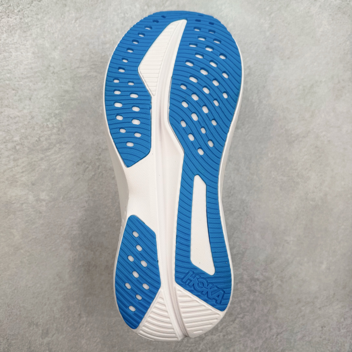 图片[9]-＃特价福利 HOKA ONE ONE MACH 马赫6 柔软舒适Y2K复古跑鞋防滑耐磨低帮跑步鞋 鞋面上部使用了编织紧密的单层提花网纱（Creel Jacquard）针织技术，虽然初穿时中足部位包裹稍显紧绷，但在几次穿着跑步后会好转，材料舒适贴合，无热点或刺激现象出现。鞋带系统标准配置，鞋带质量理想，鞋舌薄而填充少，内外两侧完全接合，能很好地包裹足部。Mach 6的中底摒弃了先前Mach 5所使用的PROFLY+双层中底和橡胶化泡沫，转而采用全新的SCF（超级临界泡沫）EVA材料，该材料为跑者提供了更明显的回弹感，在落地时能够快速反弹推离地面。相较于Mach 5的软弹着地感，Mach 6带来了一种显著不同的跑步体验。尺码：36 36.5 37.5 38 38.5 39 40 40.5 41 42 42.5 43 44 44.5 45-选品中心