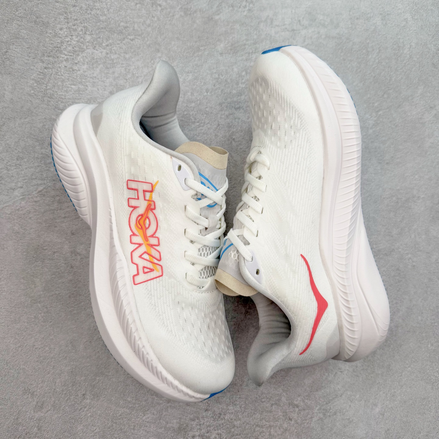 图片[3]-＃特价福利 HOKA ONE ONE MACH 马赫6 柔软舒适Y2K复古跑鞋防滑耐磨低帮跑步鞋 鞋面上部使用了编织紧密的单层提花网纱（Creel Jacquard）针织技术，虽然初穿时中足部位包裹稍显紧绷，但在几次穿着跑步后会好转，材料舒适贴合，无热点或刺激现象出现。鞋带系统标准配置，鞋带质量理想，鞋舌薄而填充少，内外两侧完全接合，能很好地包裹足部。Mach 6的中底摒弃了先前Mach 5所使用的PROFLY+双层中底和橡胶化泡沫，转而采用全新的SCF（超级临界泡沫）EVA材料，该材料为跑者提供了更明显的回弹感，在落地时能够快速反弹推离地面。相较于Mach 5的软弹着地感，Mach 6带来了一种显著不同的跑步体验。尺码：36 36.5 37.5 38 38.5 39 40 40.5 41 42 42.5 43 44 44.5 45-选品中心