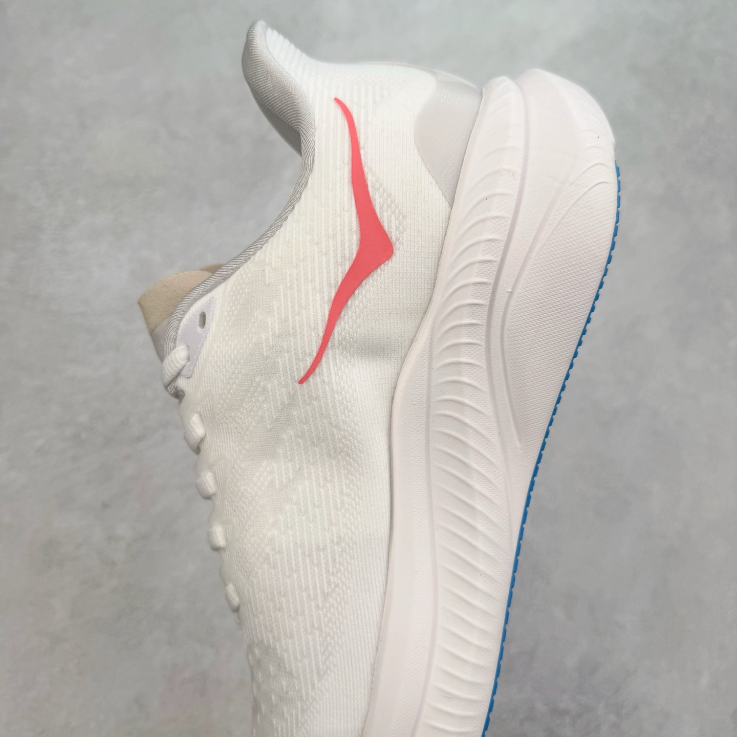 图片[7]-＃特价福利 HOKA ONE ONE MACH 马赫6 柔软舒适Y2K复古跑鞋防滑耐磨低帮跑步鞋 鞋面上部使用了编织紧密的单层提花网纱（Creel Jacquard）针织技术，虽然初穿时中足部位包裹稍显紧绷，但在几次穿着跑步后会好转，材料舒适贴合，无热点或刺激现象出现。鞋带系统标准配置，鞋带质量理想，鞋舌薄而填充少，内外两侧完全接合，能很好地包裹足部。Mach 6的中底摒弃了先前Mach 5所使用的PROFLY+双层中底和橡胶化泡沫，转而采用全新的SCF（超级临界泡沫）EVA材料，该材料为跑者提供了更明显的回弹感，在落地时能够快速反弹推离地面。相较于Mach 5的软弹着地感，Mach 6带来了一种显著不同的跑步体验。尺码：36 36.5 37.5 38 38.5 39 40 40.5 41 42 42.5 43 44 44.5 45-选品中心