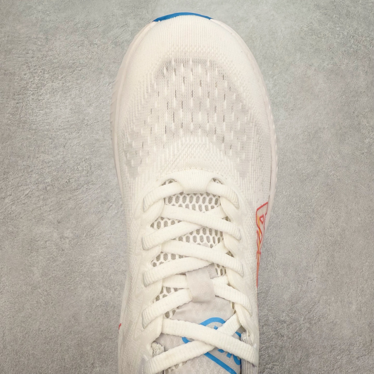 图片[4]-＃特价福利 HOKA ONE ONE MACH 马赫6 柔软舒适Y2K复古跑鞋防滑耐磨低帮跑步鞋 鞋面上部使用了编织紧密的单层提花网纱（Creel Jacquard）针织技术，虽然初穿时中足部位包裹稍显紧绷，但在几次穿着跑步后会好转，材料舒适贴合，无热点或刺激现象出现。鞋带系统标准配置，鞋带质量理想，鞋舌薄而填充少，内外两侧完全接合，能很好地包裹足部。Mach 6的中底摒弃了先前Mach 5所使用的PROFLY+双层中底和橡胶化泡沫，转而采用全新的SCF（超级临界泡沫）EVA材料，该材料为跑者提供了更明显的回弹感，在落地时能够快速反弹推离地面。相较于Mach 5的软弹着地感，Mach 6带来了一种显著不同的跑步体验。尺码：36 36.5 37.5 38 38.5 39 40 40.5 41 42 42.5 43 44 44.5 45-选品中心