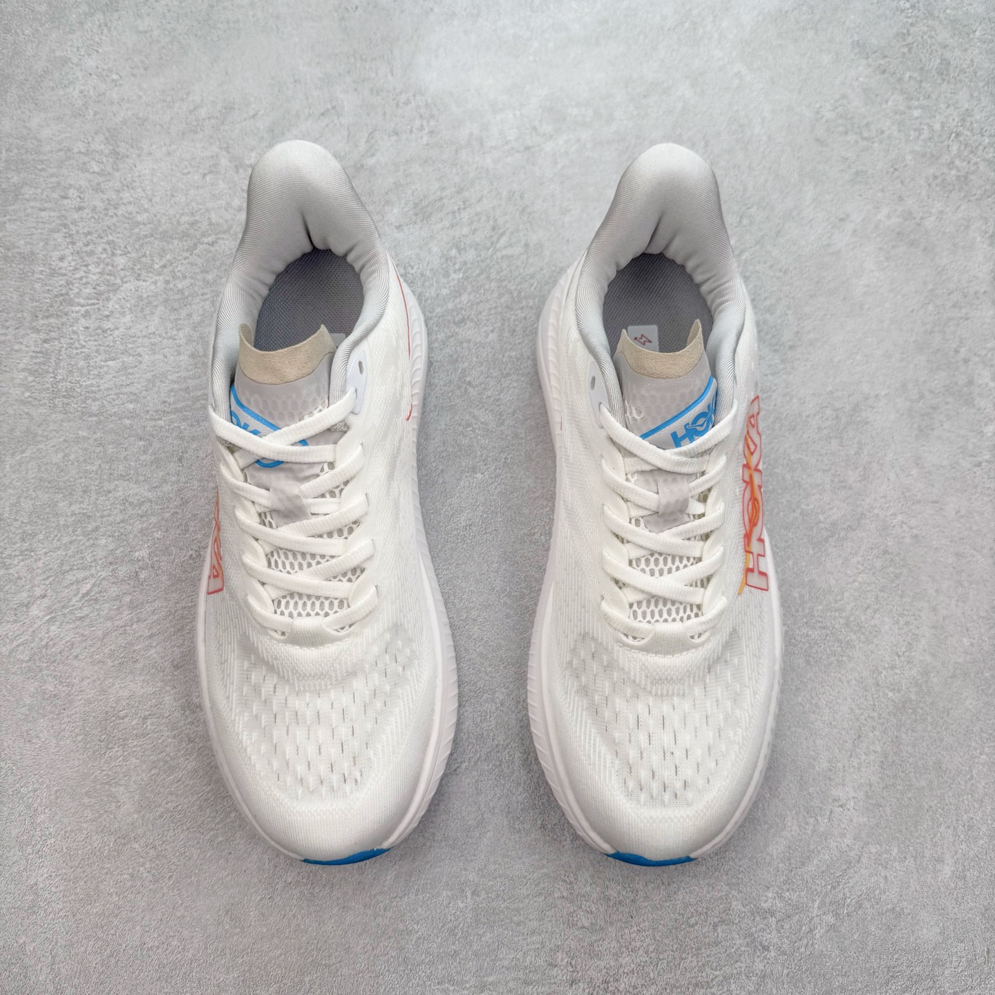 图片[2]-＃特价福利 HOKA ONE ONE MACH 马赫6 柔软舒适Y2K复古跑鞋防滑耐磨低帮跑步鞋 鞋面上部使用了编织紧密的单层提花网纱（Creel Jacquard）针织技术，虽然初穿时中足部位包裹稍显紧绷，但在几次穿着跑步后会好转，材料舒适贴合，无热点或刺激现象出现。鞋带系统标准配置，鞋带质量理想，鞋舌薄而填充少，内外两侧完全接合，能很好地包裹足部。Mach 6的中底摒弃了先前Mach 5所使用的PROFLY+双层中底和橡胶化泡沫，转而采用全新的SCF（超级临界泡沫）EVA材料，该材料为跑者提供了更明显的回弹感，在落地时能够快速反弹推离地面。相较于Mach 5的软弹着地感，Mach 6带来了一种显著不同的跑步体验。尺码：36 36.5 37.5 38 38.5 39 40 40.5 41 42 42.5 43 44 44.5 45-选品中心