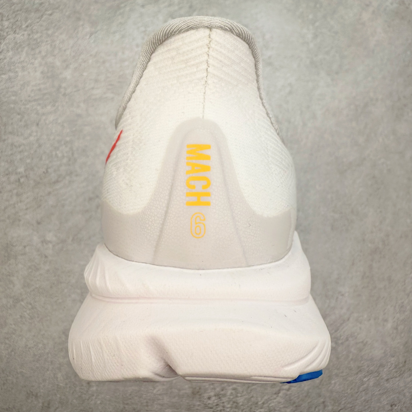 图片[8]-＃特价福利 HOKA ONE ONE MACH 马赫6 柔软舒适Y2K复古跑鞋防滑耐磨低帮跑步鞋 鞋面上部使用了编织紧密的单层提花网纱（Creel Jacquard）针织技术，虽然初穿时中足部位包裹稍显紧绷，但在几次穿着跑步后会好转，材料舒适贴合，无热点或刺激现象出现。鞋带系统标准配置，鞋带质量理想，鞋舌薄而填充少，内外两侧完全接合，能很好地包裹足部。Mach 6的中底摒弃了先前Mach 5所使用的PROFLY+双层中底和橡胶化泡沫，转而采用全新的SCF（超级临界泡沫）EVA材料，该材料为跑者提供了更明显的回弹感，在落地时能够快速反弹推离地面。相较于Mach 5的软弹着地感，Mach 6带来了一种显著不同的跑步体验。尺码：36 36.5 37.5 38 38.5 39 40 40.5 41 42 42.5 43 44 44.5 45-选品中心