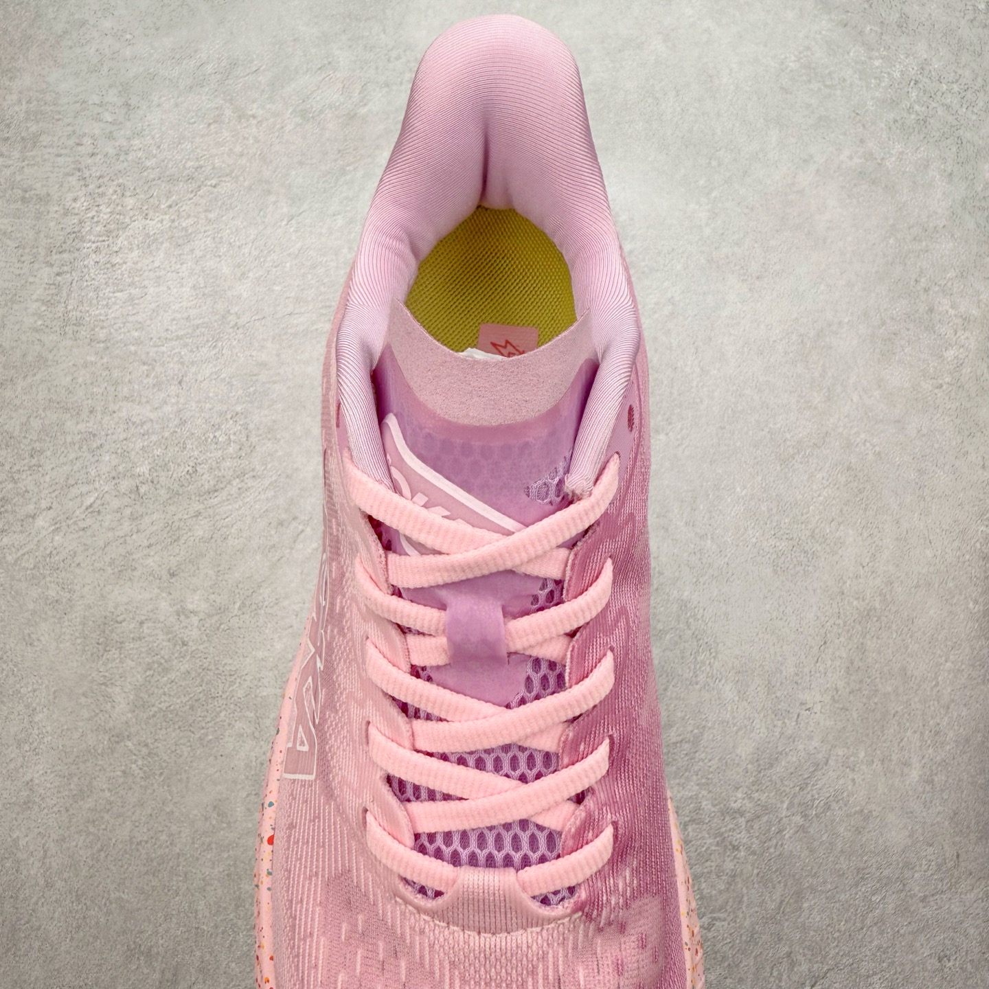 图片[5]-＃特价福利 HOKA ONE ONE MACH 马赫6 柔软舒适Y2K复古跑鞋防滑耐磨低帮跑步鞋 鞋面上部使用了编织紧密的单层提花网纱（Creel Jacquard）针织技术，虽然初穿时中足部位包裹稍显紧绷，但在几次穿着跑步后会好转，材料舒适贴合，无热点或刺激现象出现。鞋带系统标准配置，鞋带质量理想，鞋舌薄而填充少，内外两侧完全接合，能很好地包裹足部。Mach 6的中底摒弃了先前Mach 5所使用的PROFLY+双层中底和橡胶化泡沫，转而采用全新的SCF（超级临界泡沫）EVA材料，该材料为跑者提供了更明显的回弹感，在落地时能够快速反弹推离地面。相较于Mach 5的软弹着地感，Mach 6带来了一种显著不同的跑步体验。尺码：36 36.5 37.5 38 38.5 39 40 40.5 41 42 42.5 43 44 44.5 45-选品中心