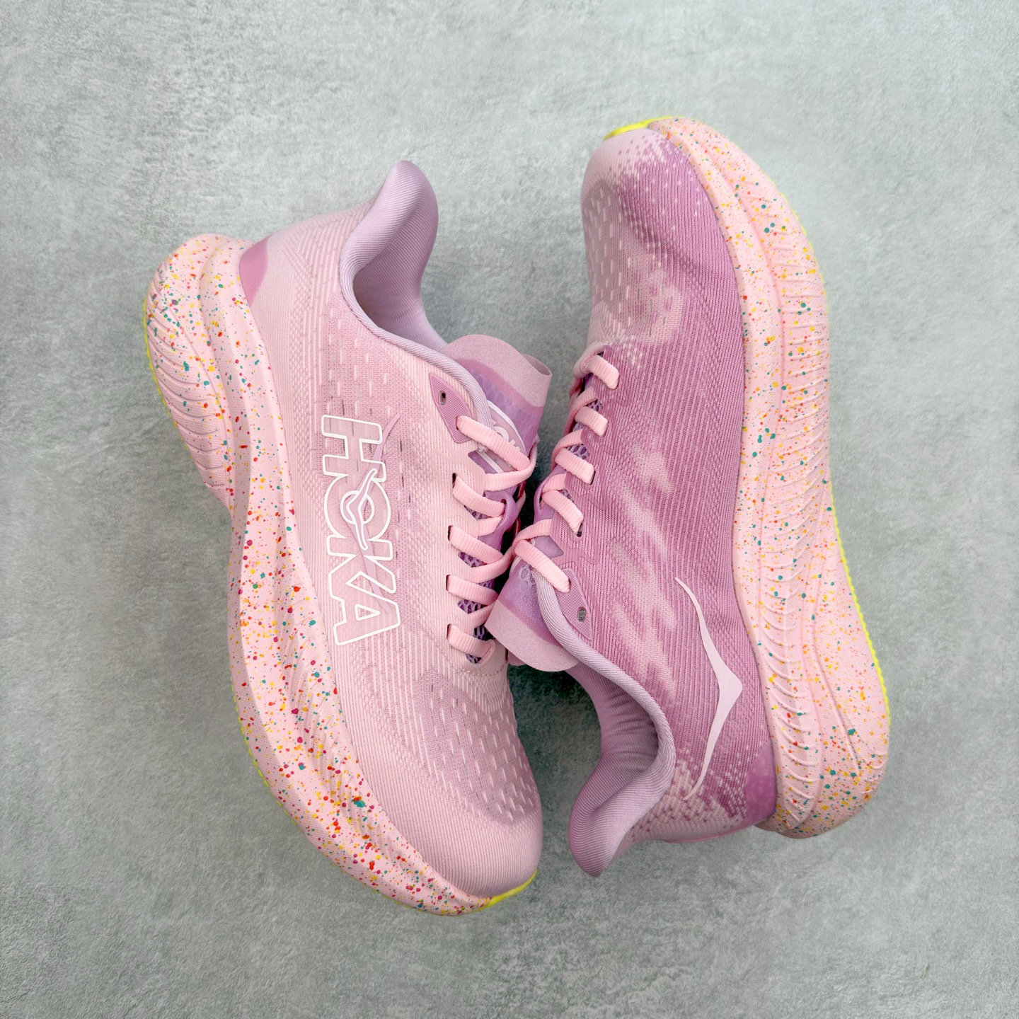 图片[3]-＃特价福利 HOKA ONE ONE MACH 马赫6 柔软舒适Y2K复古跑鞋防滑耐磨低帮跑步鞋 鞋面上部使用了编织紧密的单层提花网纱（Creel Jacquard）针织技术，虽然初穿时中足部位包裹稍显紧绷，但在几次穿着跑步后会好转，材料舒适贴合，无热点或刺激现象出现。鞋带系统标准配置，鞋带质量理想，鞋舌薄而填充少，内外两侧完全接合，能很好地包裹足部。Mach 6的中底摒弃了先前Mach 5所使用的PROFLY+双层中底和橡胶化泡沫，转而采用全新的SCF（超级临界泡沫）EVA材料，该材料为跑者提供了更明显的回弹感，在落地时能够快速反弹推离地面。相较于Mach 5的软弹着地感，Mach 6带来了一种显著不同的跑步体验。尺码：36 36.5 37.5 38 38.5 39 40 40.5 41 42 42.5 43 44 44.5 45-选品中心