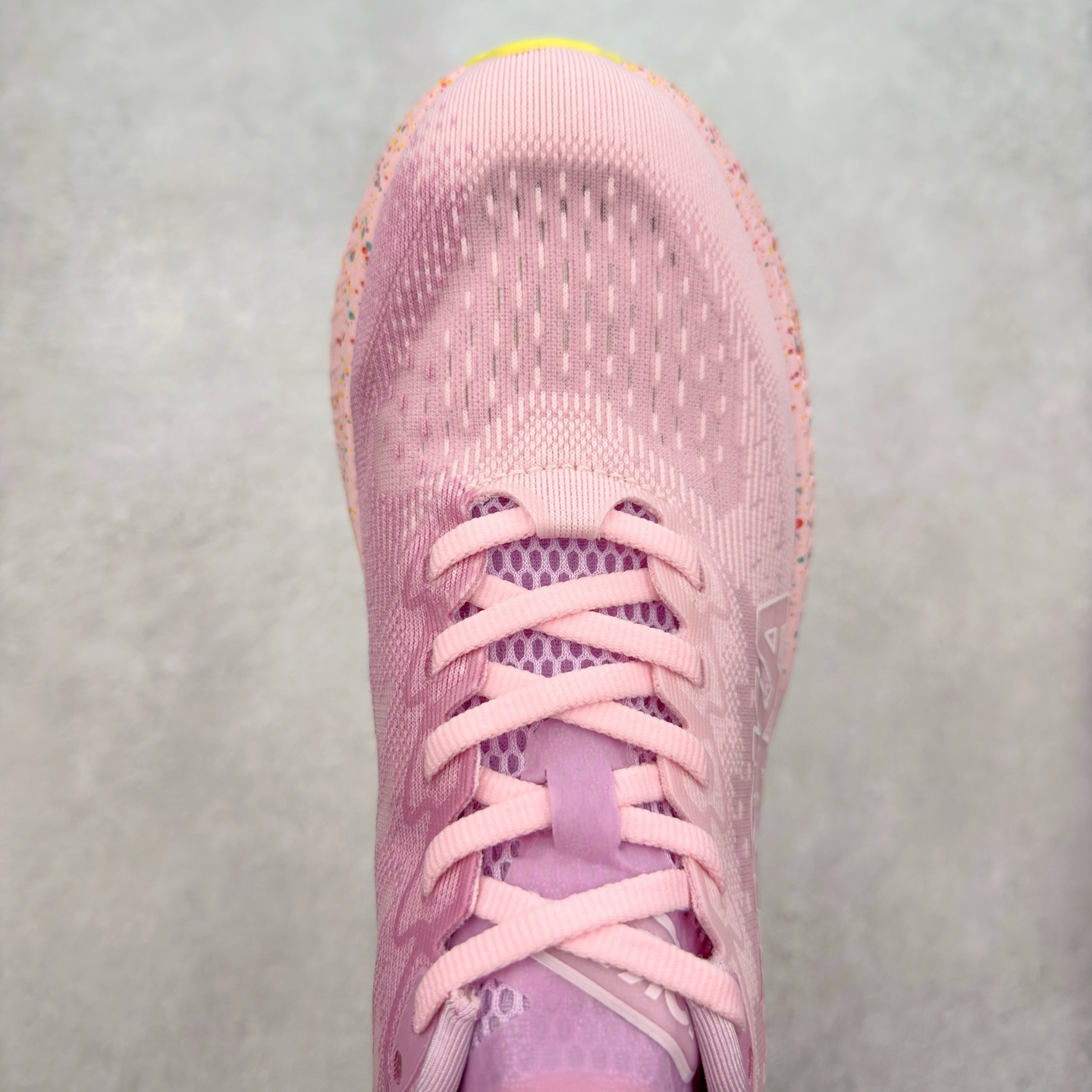 图片[4]-＃特价福利 HOKA ONE ONE MACH 马赫6 柔软舒适Y2K复古跑鞋防滑耐磨低帮跑步鞋 鞋面上部使用了编织紧密的单层提花网纱（Creel Jacquard）针织技术，虽然初穿时中足部位包裹稍显紧绷，但在几次穿着跑步后会好转，材料舒适贴合，无热点或刺激现象出现。鞋带系统标准配置，鞋带质量理想，鞋舌薄而填充少，内外两侧完全接合，能很好地包裹足部。Mach 6的中底摒弃了先前Mach 5所使用的PROFLY+双层中底和橡胶化泡沫，转而采用全新的SCF（超级临界泡沫）EVA材料，该材料为跑者提供了更明显的回弹感，在落地时能够快速反弹推离地面。相较于Mach 5的软弹着地感，Mach 6带来了一种显著不同的跑步体验。尺码：36 36.5 37.5 38 38.5 39 40 40.5 41 42 42.5 43 44 44.5 45-选品中心