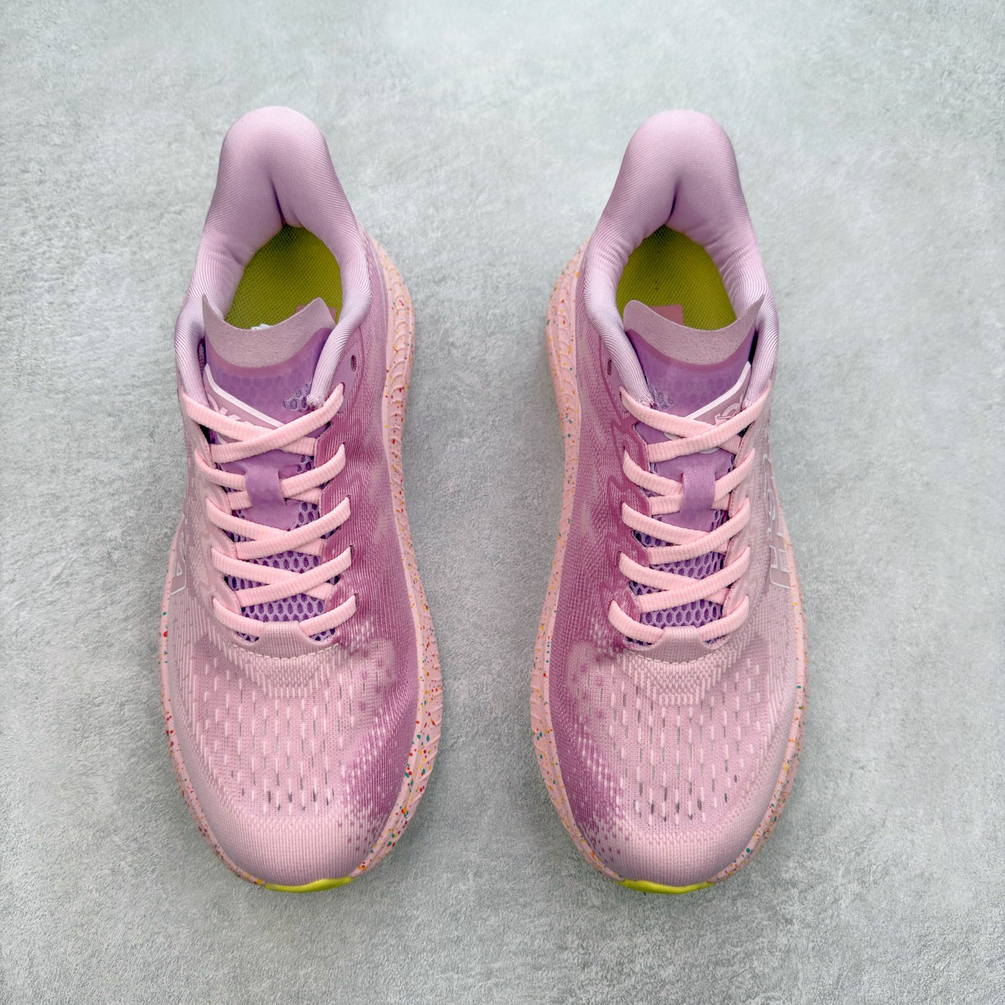 图片[2]-＃特价福利 HOKA ONE ONE MACH 马赫6 柔软舒适Y2K复古跑鞋防滑耐磨低帮跑步鞋 鞋面上部使用了编织紧密的单层提花网纱（Creel Jacquard）针织技术，虽然初穿时中足部位包裹稍显紧绷，但在几次穿着跑步后会好转，材料舒适贴合，无热点或刺激现象出现。鞋带系统标准配置，鞋带质量理想，鞋舌薄而填充少，内外两侧完全接合，能很好地包裹足部。Mach 6的中底摒弃了先前Mach 5所使用的PROFLY+双层中底和橡胶化泡沫，转而采用全新的SCF（超级临界泡沫）EVA材料，该材料为跑者提供了更明显的回弹感，在落地时能够快速反弹推离地面。相较于Mach 5的软弹着地感，Mach 6带来了一种显著不同的跑步体验。尺码：36 36.5 37.5 38 38.5 39 40 40.5 41 42 42.5 43 44 44.5 45-选品中心