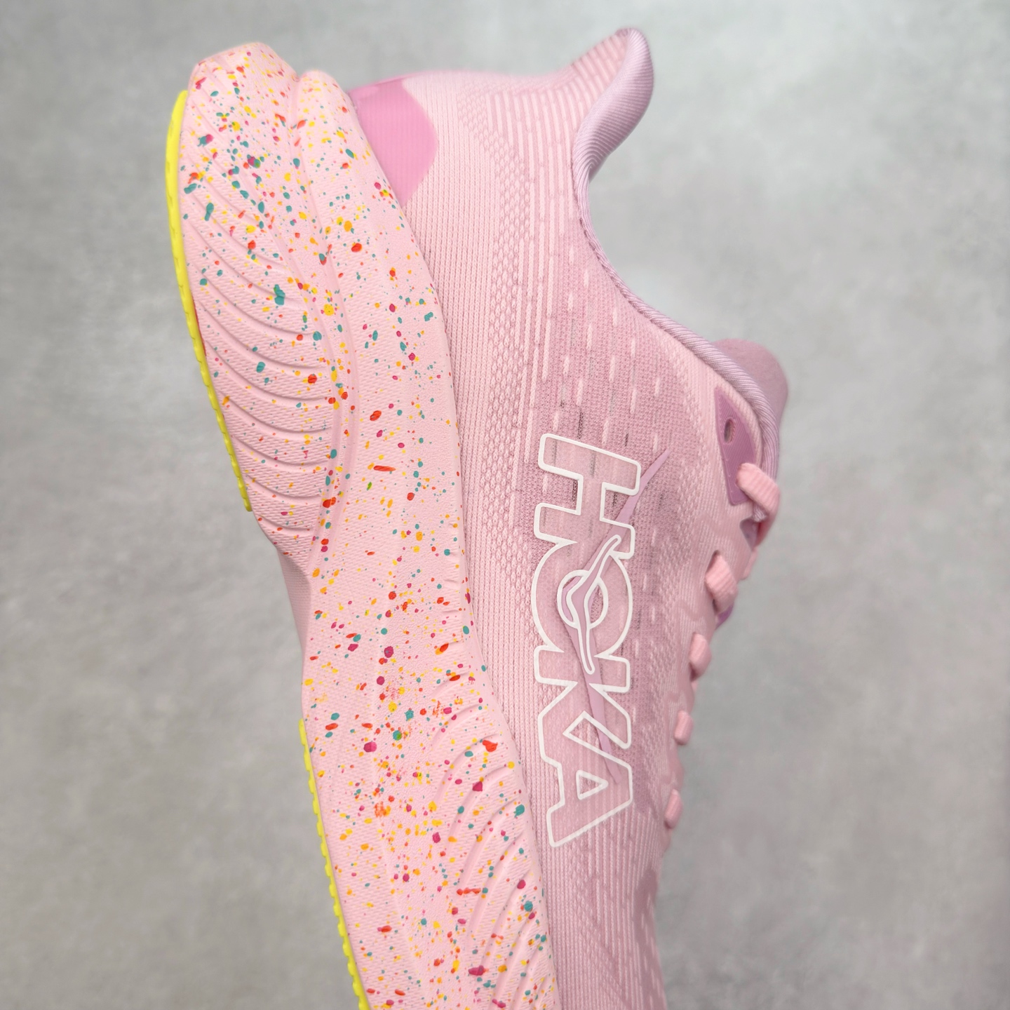 图片[6]-＃特价福利 HOKA ONE ONE MACH 马赫6 柔软舒适Y2K复古跑鞋防滑耐磨低帮跑步鞋 鞋面上部使用了编织紧密的单层提花网纱（Creel Jacquard）针织技术，虽然初穿时中足部位包裹稍显紧绷，但在几次穿着跑步后会好转，材料舒适贴合，无热点或刺激现象出现。鞋带系统标准配置，鞋带质量理想，鞋舌薄而填充少，内外两侧完全接合，能很好地包裹足部。Mach 6的中底摒弃了先前Mach 5所使用的PROFLY+双层中底和橡胶化泡沫，转而采用全新的SCF（超级临界泡沫）EVA材料，该材料为跑者提供了更明显的回弹感，在落地时能够快速反弹推离地面。相较于Mach 5的软弹着地感，Mach 6带来了一种显著不同的跑步体验。尺码：36 36.5 37.5 38 38.5 39 40 40.5 41 42 42.5 43 44 44.5 45-选品中心