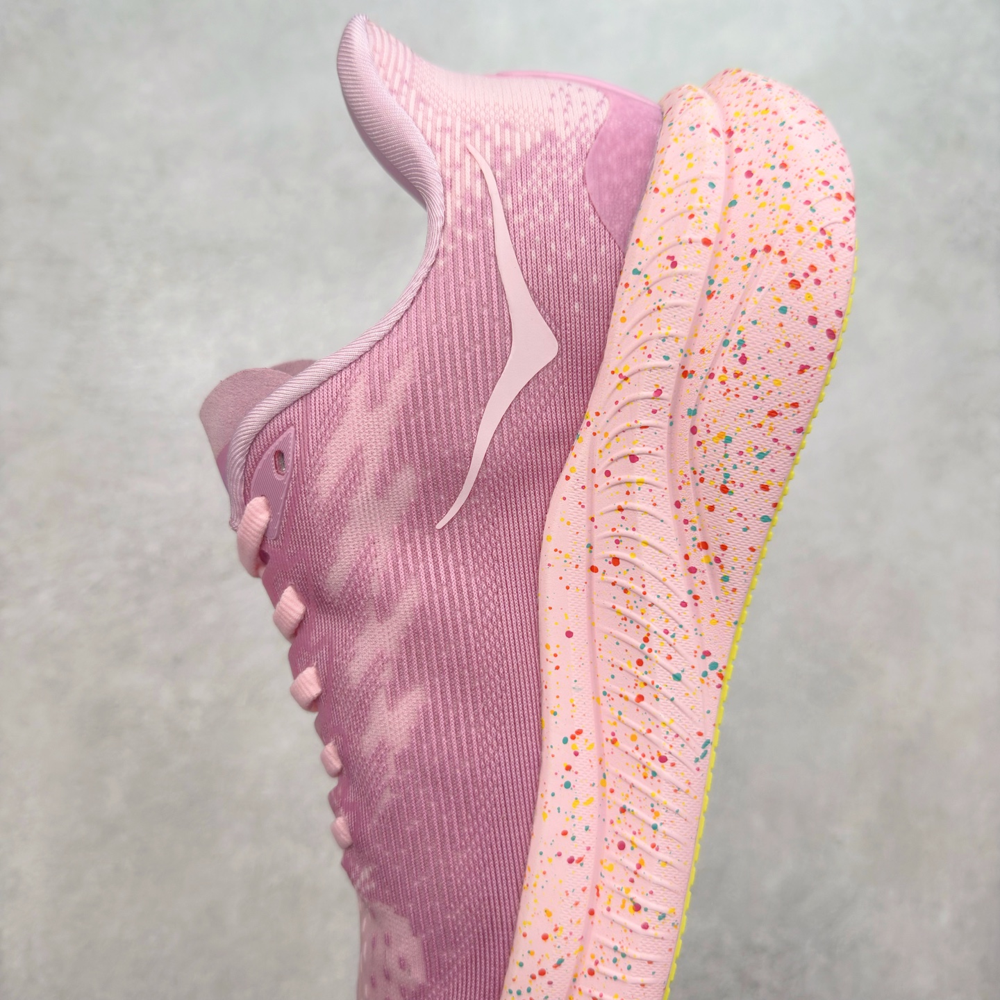 图片[7]-＃特价福利 HOKA ONE ONE MACH 马赫6 柔软舒适Y2K复古跑鞋防滑耐磨低帮跑步鞋 鞋面上部使用了编织紧密的单层提花网纱（Creel Jacquard）针织技术，虽然初穿时中足部位包裹稍显紧绷，但在几次穿着跑步后会好转，材料舒适贴合，无热点或刺激现象出现。鞋带系统标准配置，鞋带质量理想，鞋舌薄而填充少，内外两侧完全接合，能很好地包裹足部。Mach 6的中底摒弃了先前Mach 5所使用的PROFLY+双层中底和橡胶化泡沫，转而采用全新的SCF（超级临界泡沫）EVA材料，该材料为跑者提供了更明显的回弹感，在落地时能够快速反弹推离地面。相较于Mach 5的软弹着地感，Mach 6带来了一种显著不同的跑步体验。尺码：36 36.5 37.5 38 38.5 39 40 40.5 41 42 42.5 43 44 44.5 45-选品中心