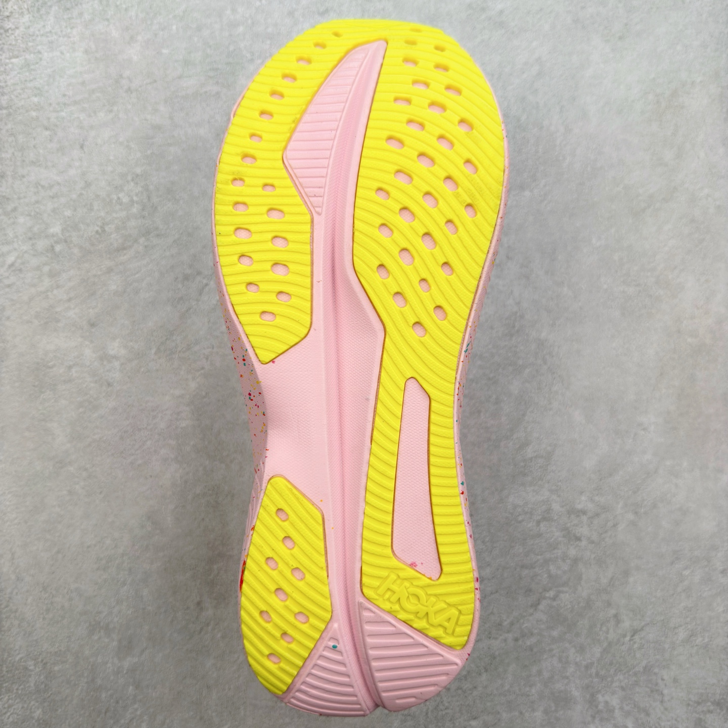 图片[9]-＃特价福利 HOKA ONE ONE MACH 马赫6 柔软舒适Y2K复古跑鞋防滑耐磨低帮跑步鞋 鞋面上部使用了编织紧密的单层提花网纱（Creel Jacquard）针织技术，虽然初穿时中足部位包裹稍显紧绷，但在几次穿着跑步后会好转，材料舒适贴合，无热点或刺激现象出现。鞋带系统标准配置，鞋带质量理想，鞋舌薄而填充少，内外两侧完全接合，能很好地包裹足部。Mach 6的中底摒弃了先前Mach 5所使用的PROFLY+双层中底和橡胶化泡沫，转而采用全新的SCF（超级临界泡沫）EVA材料，该材料为跑者提供了更明显的回弹感，在落地时能够快速反弹推离地面。相较于Mach 5的软弹着地感，Mach 6带来了一种显著不同的跑步体验。尺码：36 36.5 37.5 38 38.5 39 40 40.5 41 42 42.5 43 44 44.5 45-选品中心