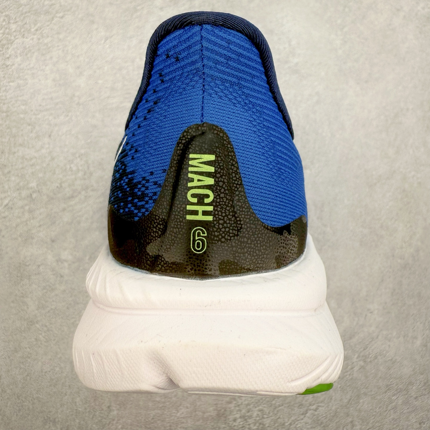 图片[8]-＃特价福利 HOKA ONE ONE MACH 马赫6 柔软舒适Y2K复古跑鞋防滑耐磨低帮跑步鞋 鞋面上部使用了编织紧密的单层提花网纱（Creel Jacquard）针织技术，虽然初穿时中足部位包裹稍显紧绷，但在几次穿着跑步后会好转，材料舒适贴合，无热点或刺激现象出现。鞋带系统标准配置，鞋带质量理想，鞋舌薄而填充少，内外两侧完全接合，能很好地包裹足部。Mach 6的中底摒弃了先前Mach 5所使用的PROFLY+双层中底和橡胶化泡沫，转而采用全新的SCF（超级临界泡沫）EVA材料，该材料为跑者提供了更明显的回弹感，在落地时能够快速反弹推离地面。相较于Mach 5的软弹着地感，Mach 6带来了一种显著不同的跑步体验。尺码：36 36.5 37.5 38 38.5 39 40 40.5 41 42 42.5 43 44 44.5 45-选品中心