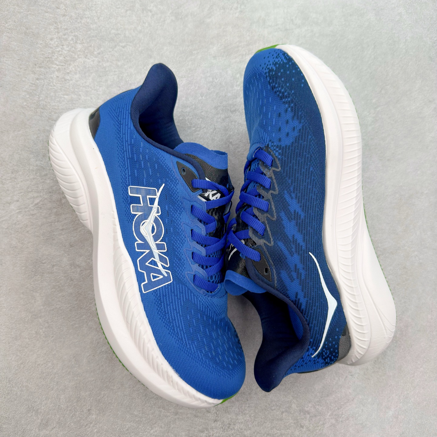 图片[3]-＃特价福利 HOKA ONE ONE MACH 马赫6 柔软舒适Y2K复古跑鞋防滑耐磨低帮跑步鞋 鞋面上部使用了编织紧密的单层提花网纱（Creel Jacquard）针织技术，虽然初穿时中足部位包裹稍显紧绷，但在几次穿着跑步后会好转，材料舒适贴合，无热点或刺激现象出现。鞋带系统标准配置，鞋带质量理想，鞋舌薄而填充少，内外两侧完全接合，能很好地包裹足部。Mach 6的中底摒弃了先前Mach 5所使用的PROFLY+双层中底和橡胶化泡沫，转而采用全新的SCF（超级临界泡沫）EVA材料，该材料为跑者提供了更明显的回弹感，在落地时能够快速反弹推离地面。相较于Mach 5的软弹着地感，Mach 6带来了一种显著不同的跑步体验。尺码：36 36.5 37.5 38 38.5 39 40 40.5 41 42 42.5 43 44 44.5 45-选品中心