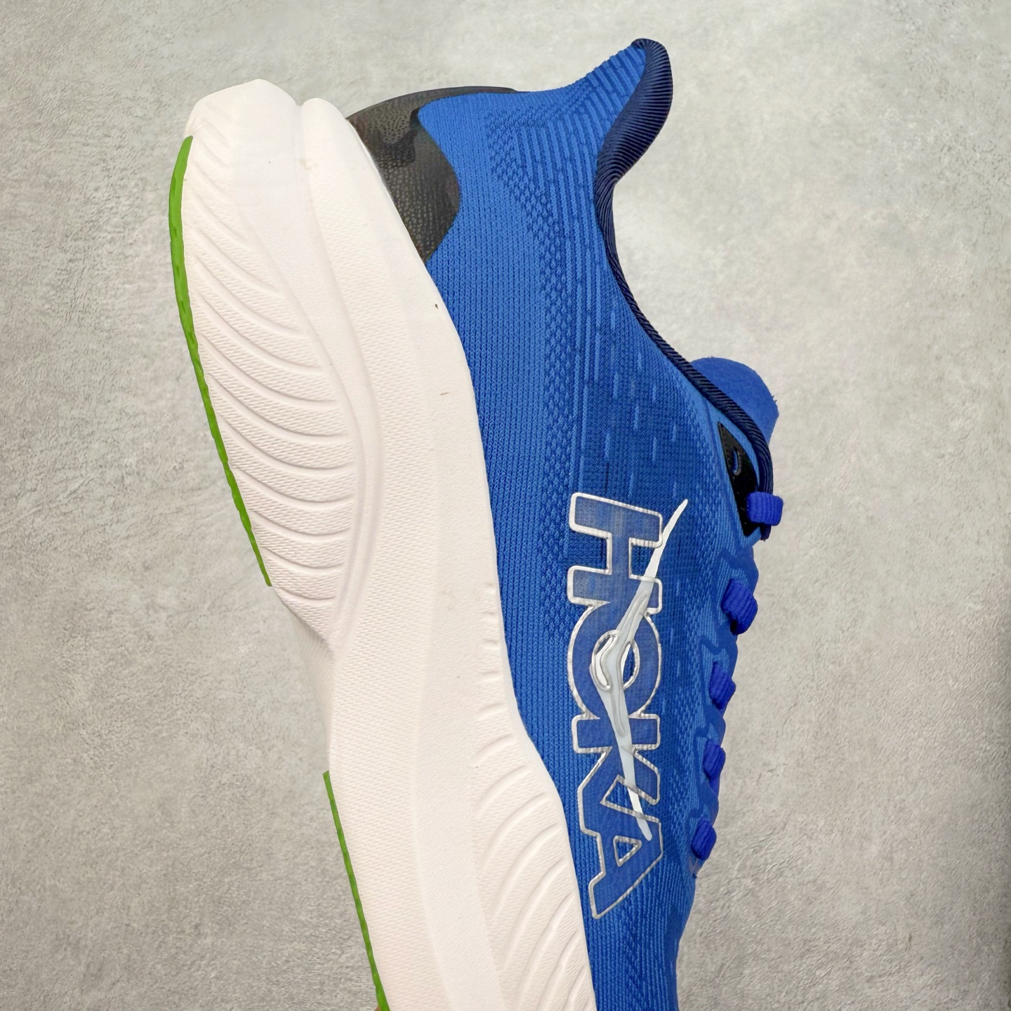 图片[6]-＃特价福利 HOKA ONE ONE MACH 马赫6 柔软舒适Y2K复古跑鞋防滑耐磨低帮跑步鞋 鞋面上部使用了编织紧密的单层提花网纱（Creel Jacquard）针织技术，虽然初穿时中足部位包裹稍显紧绷，但在几次穿着跑步后会好转，材料舒适贴合，无热点或刺激现象出现。鞋带系统标准配置，鞋带质量理想，鞋舌薄而填充少，内外两侧完全接合，能很好地包裹足部。Mach 6的中底摒弃了先前Mach 5所使用的PROFLY+双层中底和橡胶化泡沫，转而采用全新的SCF（超级临界泡沫）EVA材料，该材料为跑者提供了更明显的回弹感，在落地时能够快速反弹推离地面。相较于Mach 5的软弹着地感，Mach 6带来了一种显著不同的跑步体验。尺码：36 36.5 37.5 38 38.5 39 40 40.5 41 42 42.5 43 44 44.5 45-选品中心