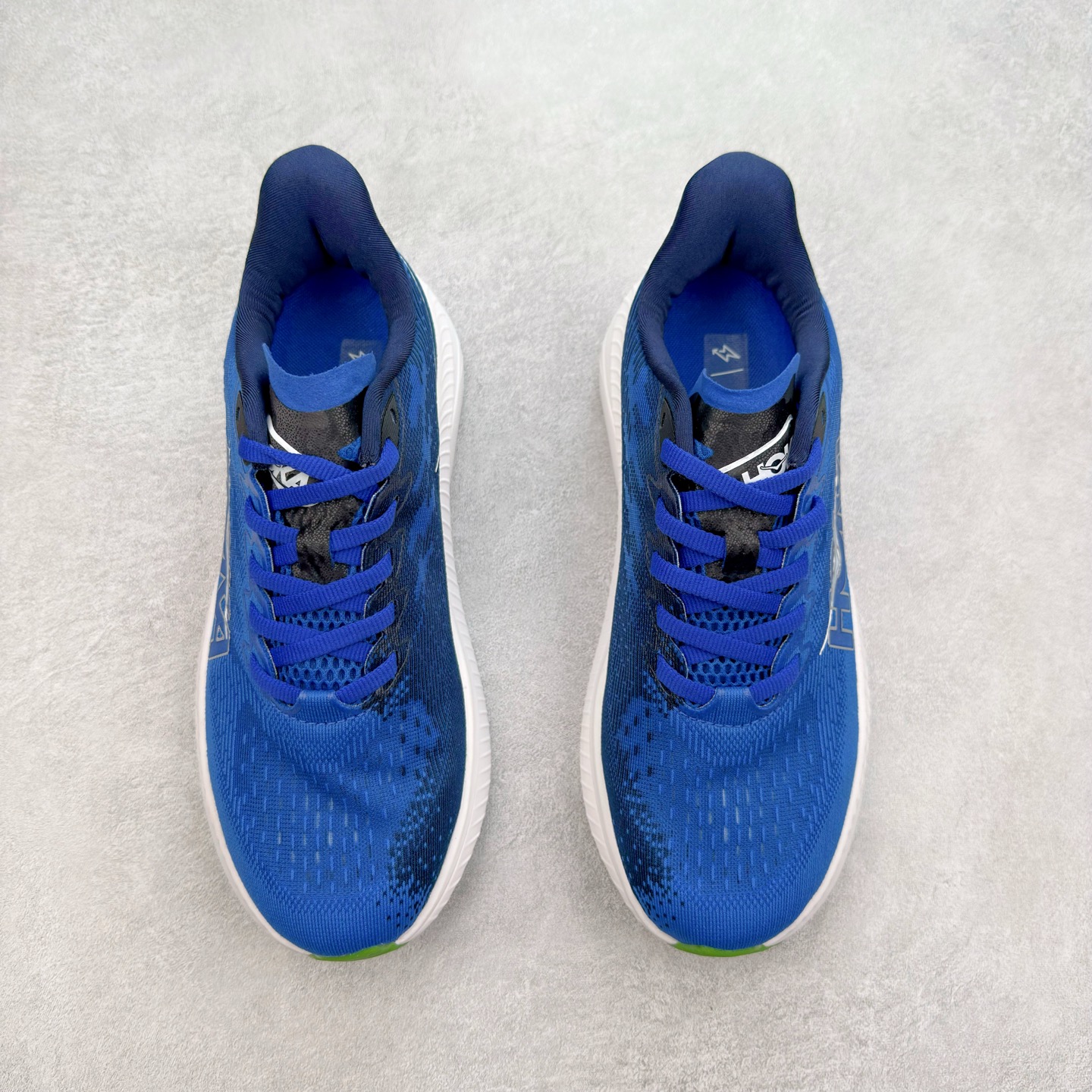 图片[2]-＃特价福利 HOKA ONE ONE MACH 马赫6 柔软舒适Y2K复古跑鞋防滑耐磨低帮跑步鞋 鞋面上部使用了编织紧密的单层提花网纱（Creel Jacquard）针织技术，虽然初穿时中足部位包裹稍显紧绷，但在几次穿着跑步后会好转，材料舒适贴合，无热点或刺激现象出现。鞋带系统标准配置，鞋带质量理想，鞋舌薄而填充少，内外两侧完全接合，能很好地包裹足部。Mach 6的中底摒弃了先前Mach 5所使用的PROFLY+双层中底和橡胶化泡沫，转而采用全新的SCF（超级临界泡沫）EVA材料，该材料为跑者提供了更明显的回弹感，在落地时能够快速反弹推离地面。相较于Mach 5的软弹着地感，Mach 6带来了一种显著不同的跑步体验。尺码：36 36.5 37.5 38 38.5 39 40 40.5 41 42 42.5 43 44 44.5 45-选品中心