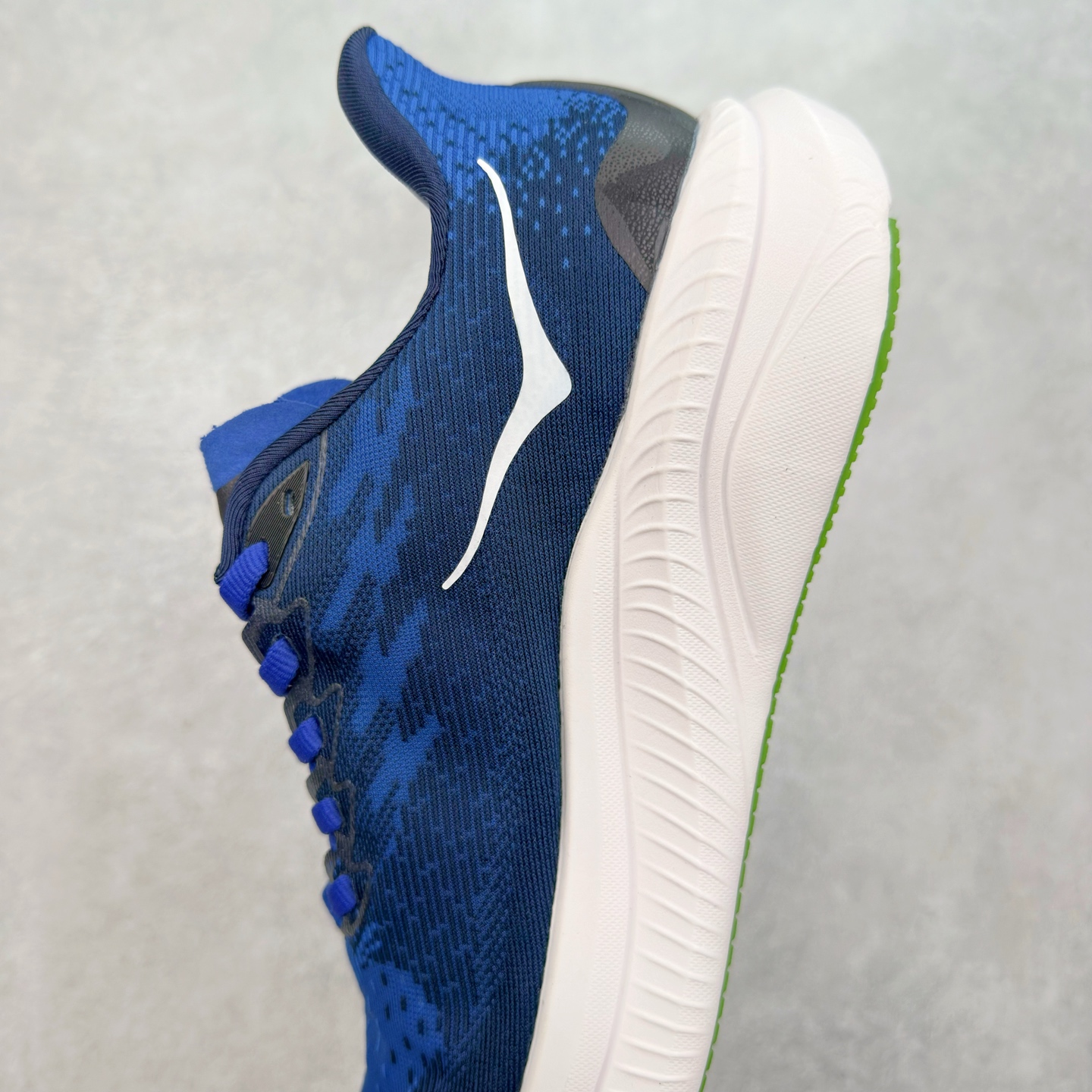 图片[7]-＃特价福利 HOKA ONE ONE MACH 马赫6 柔软舒适Y2K复古跑鞋防滑耐磨低帮跑步鞋 鞋面上部使用了编织紧密的单层提花网纱（Creel Jacquard）针织技术，虽然初穿时中足部位包裹稍显紧绷，但在几次穿着跑步后会好转，材料舒适贴合，无热点或刺激现象出现。鞋带系统标准配置，鞋带质量理想，鞋舌薄而填充少，内外两侧完全接合，能很好地包裹足部。Mach 6的中底摒弃了先前Mach 5所使用的PROFLY+双层中底和橡胶化泡沫，转而采用全新的SCF（超级临界泡沫）EVA材料，该材料为跑者提供了更明显的回弹感，在落地时能够快速反弹推离地面。相较于Mach 5的软弹着地感，Mach 6带来了一种显著不同的跑步体验。尺码：36 36.5 37.5 38 38.5 39 40 40.5 41 42 42.5 43 44 44.5 45-选品中心