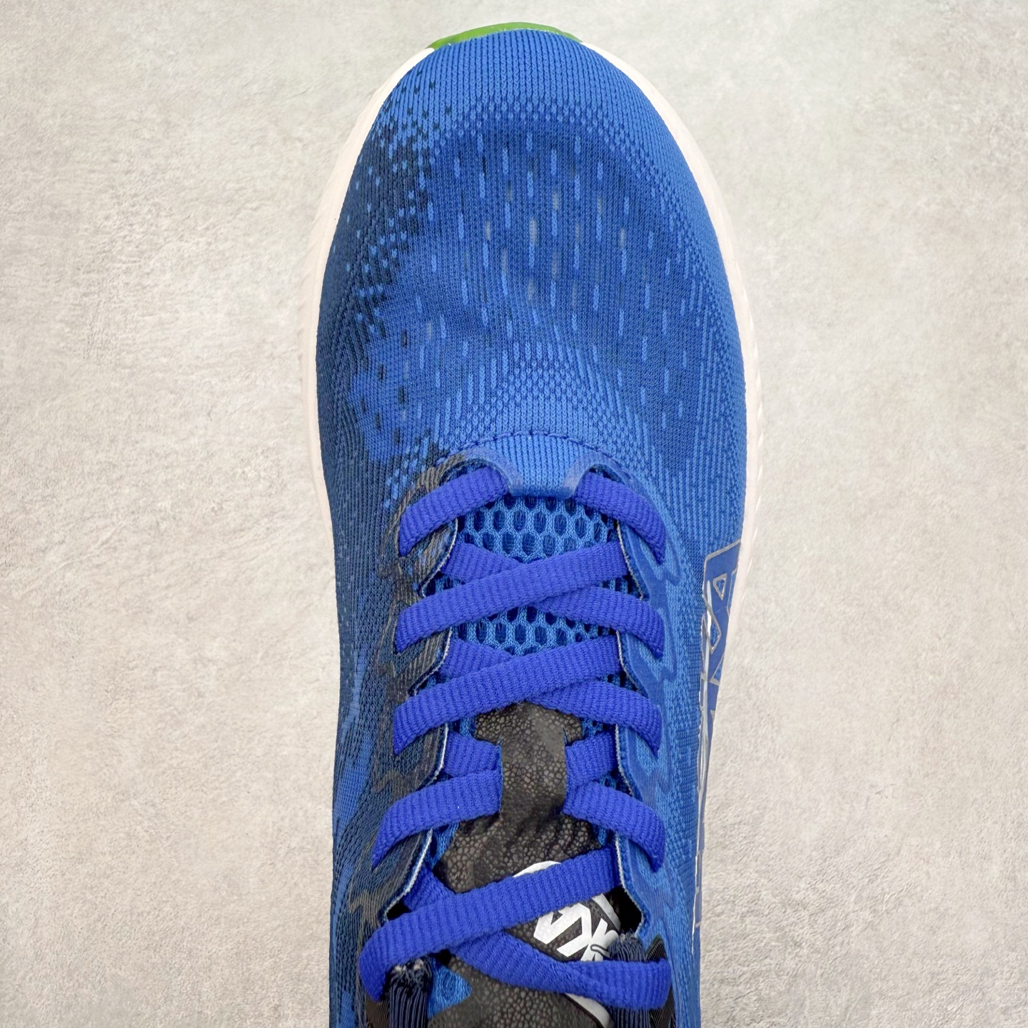 图片[4]-＃特价福利 HOKA ONE ONE MACH 马赫6 柔软舒适Y2K复古跑鞋防滑耐磨低帮跑步鞋 鞋面上部使用了编织紧密的单层提花网纱（Creel Jacquard）针织技术，虽然初穿时中足部位包裹稍显紧绷，但在几次穿着跑步后会好转，材料舒适贴合，无热点或刺激现象出现。鞋带系统标准配置，鞋带质量理想，鞋舌薄而填充少，内外两侧完全接合，能很好地包裹足部。Mach 6的中底摒弃了先前Mach 5所使用的PROFLY+双层中底和橡胶化泡沫，转而采用全新的SCF（超级临界泡沫）EVA材料，该材料为跑者提供了更明显的回弹感，在落地时能够快速反弹推离地面。相较于Mach 5的软弹着地感，Mach 6带来了一种显著不同的跑步体验。尺码：36 36.5 37.5 38 38.5 39 40 40.5 41 42 42.5 43 44 44.5 45-选品中心