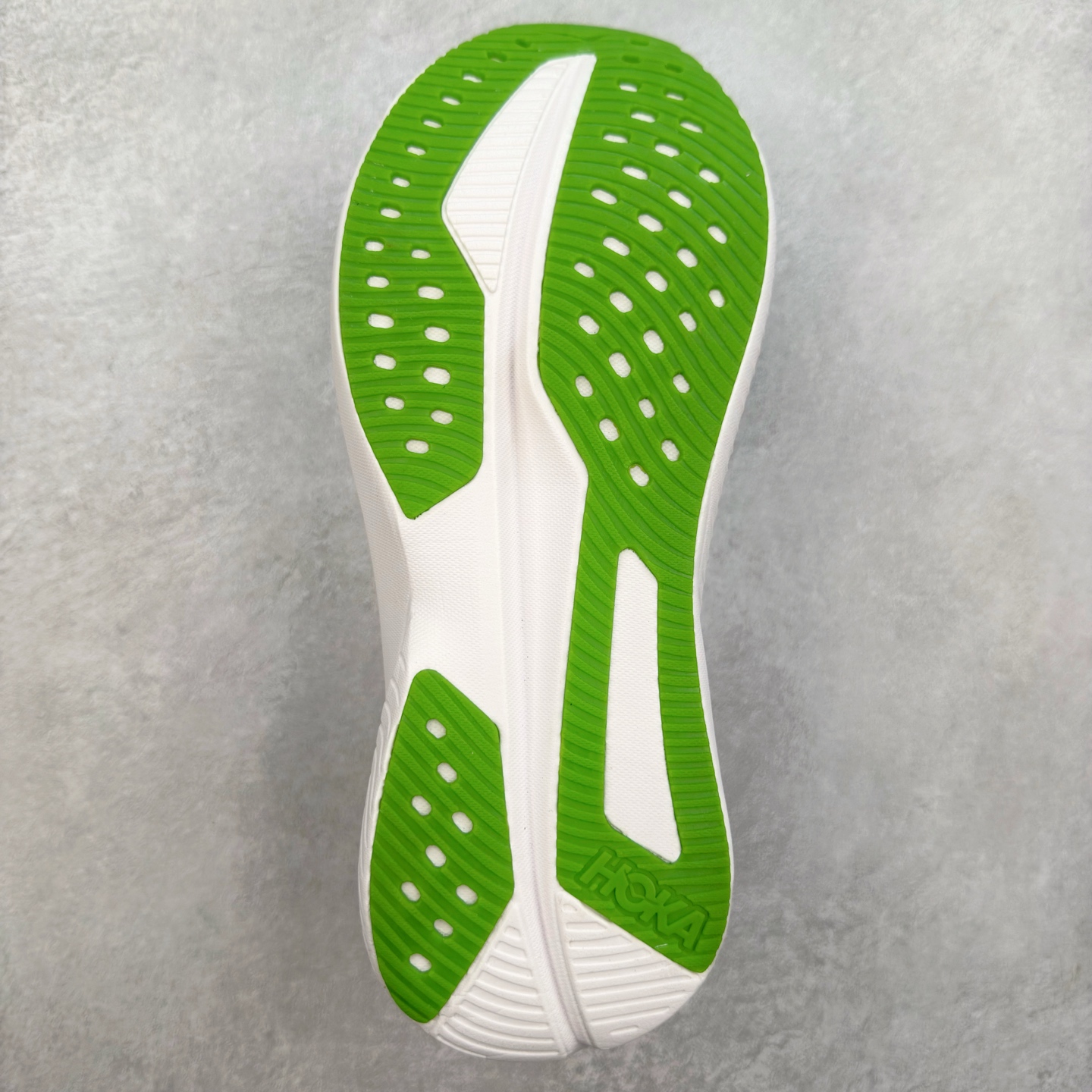 图片[9]-＃特价福利 HOKA ONE ONE MACH 马赫6 柔软舒适Y2K复古跑鞋防滑耐磨低帮跑步鞋 鞋面上部使用了编织紧密的单层提花网纱（Creel Jacquard）针织技术，虽然初穿时中足部位包裹稍显紧绷，但在几次穿着跑步后会好转，材料舒适贴合，无热点或刺激现象出现。鞋带系统标准配置，鞋带质量理想，鞋舌薄而填充少，内外两侧完全接合，能很好地包裹足部。Mach 6的中底摒弃了先前Mach 5所使用的PROFLY+双层中底和橡胶化泡沫，转而采用全新的SCF（超级临界泡沫）EVA材料，该材料为跑者提供了更明显的回弹感，在落地时能够快速反弹推离地面。相较于Mach 5的软弹着地感，Mach 6带来了一种显著不同的跑步体验。尺码：36 36.5 37.5 38 38.5 39 40 40.5 41 42 42.5 43 44 44.5 45-选品中心