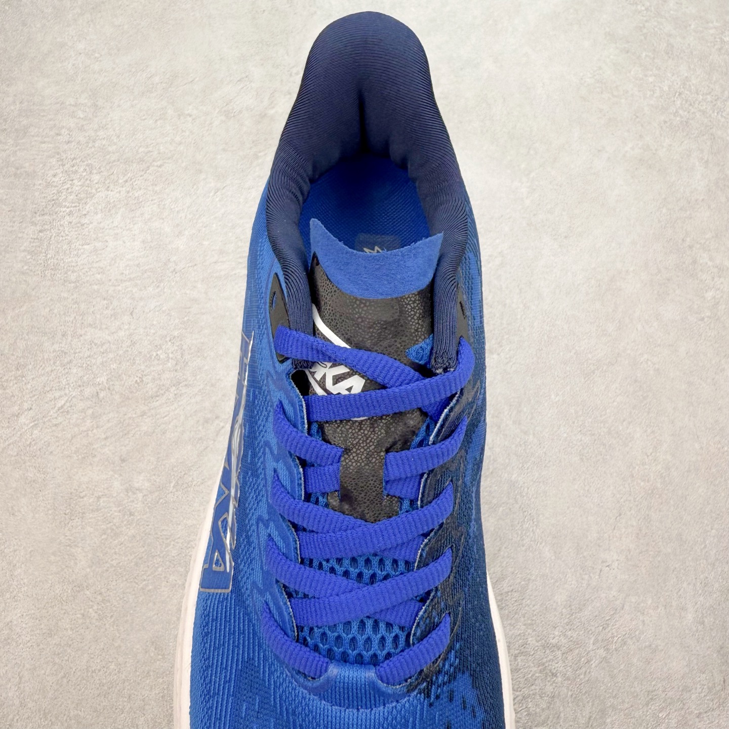 图片[5]-＃特价福利 HOKA ONE ONE MACH 马赫6 柔软舒适Y2K复古跑鞋防滑耐磨低帮跑步鞋 鞋面上部使用了编织紧密的单层提花网纱（Creel Jacquard）针织技术，虽然初穿时中足部位包裹稍显紧绷，但在几次穿着跑步后会好转，材料舒适贴合，无热点或刺激现象出现。鞋带系统标准配置，鞋带质量理想，鞋舌薄而填充少，内外两侧完全接合，能很好地包裹足部。Mach 6的中底摒弃了先前Mach 5所使用的PROFLY+双层中底和橡胶化泡沫，转而采用全新的SCF（超级临界泡沫）EVA材料，该材料为跑者提供了更明显的回弹感，在落地时能够快速反弹推离地面。相较于Mach 5的软弹着地感，Mach 6带来了一种显著不同的跑步体验。尺码：36 36.5 37.5 38 38.5 39 40 40.5 41 42 42.5 43 44 44.5 45-选品中心