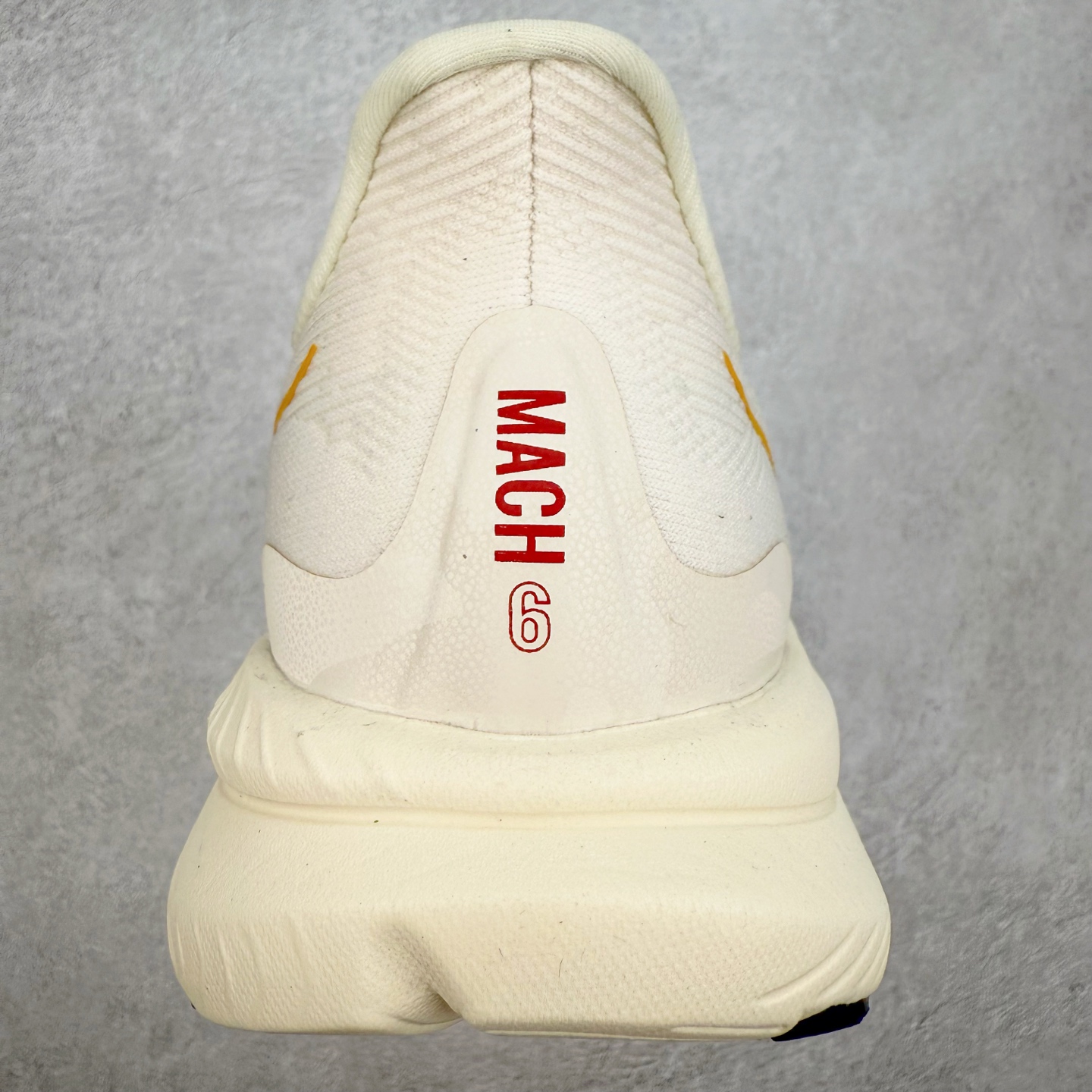 图片[8]-＃特价福利 HOKA ONE ONE MACH 马赫6 柔软舒适Y2K复古跑鞋防滑耐磨低帮跑步鞋 鞋面上部使用了编织紧密的单层提花网纱（Creel Jacquard）针织技术，虽然初穿时中足部位包裹稍显紧绷，但在几次穿着跑步后会好转，材料舒适贴合，无热点或刺激现象出现。鞋带系统标准配置，鞋带质量理想，鞋舌薄而填充少，内外两侧完全接合，能很好地包裹足部。Mach 6的中底摒弃了先前Mach 5所使用的PROFLY+双层中底和橡胶化泡沫，转而采用全新的SCF（超级临界泡沫）EVA材料，该材料为跑者提供了更明显的回弹感，在落地时能够快速反弹推离地面。相较于Mach 5的软弹着地感，Mach 6带来了一种显著不同的跑步体验。尺码：36 36.5 37.5 38 38.5 39 40 40.5 41 42 42.5 43 44 44.5 45-选品中心