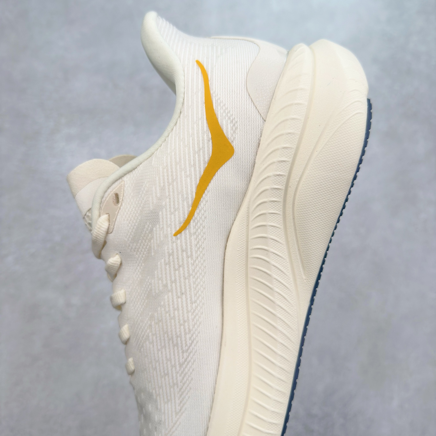 图片[7]-＃特价福利 HOKA ONE ONE MACH 马赫6 柔软舒适Y2K复古跑鞋防滑耐磨低帮跑步鞋 鞋面上部使用了编织紧密的单层提花网纱（Creel Jacquard）针织技术，虽然初穿时中足部位包裹稍显紧绷，但在几次穿着跑步后会好转，材料舒适贴合，无热点或刺激现象出现。鞋带系统标准配置，鞋带质量理想，鞋舌薄而填充少，内外两侧完全接合，能很好地包裹足部。Mach 6的中底摒弃了先前Mach 5所使用的PROFLY+双层中底和橡胶化泡沫，转而采用全新的SCF（超级临界泡沫）EVA材料，该材料为跑者提供了更明显的回弹感，在落地时能够快速反弹推离地面。相较于Mach 5的软弹着地感，Mach 6带来了一种显著不同的跑步体验。尺码：36 36.5 37.5 38 38.5 39 40 40.5 41 42 42.5 43 44 44.5 45-选品中心